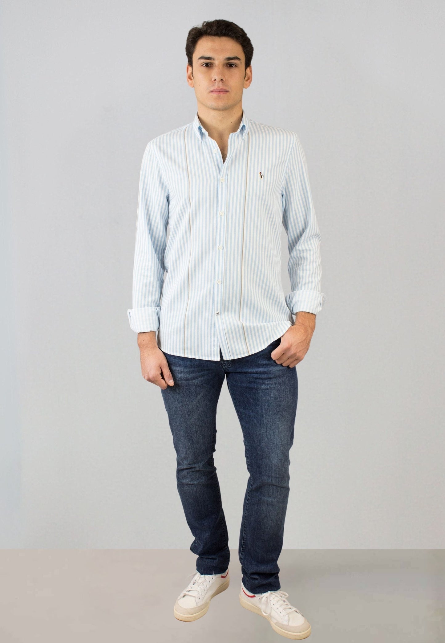 Camisa de rayas azules con detalle