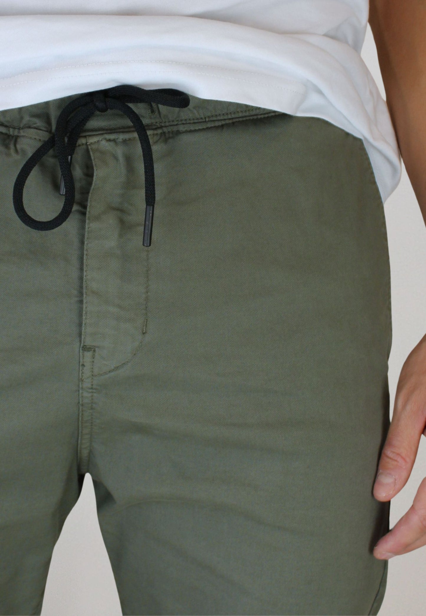 Pantalón chino gomas kaki hombre
