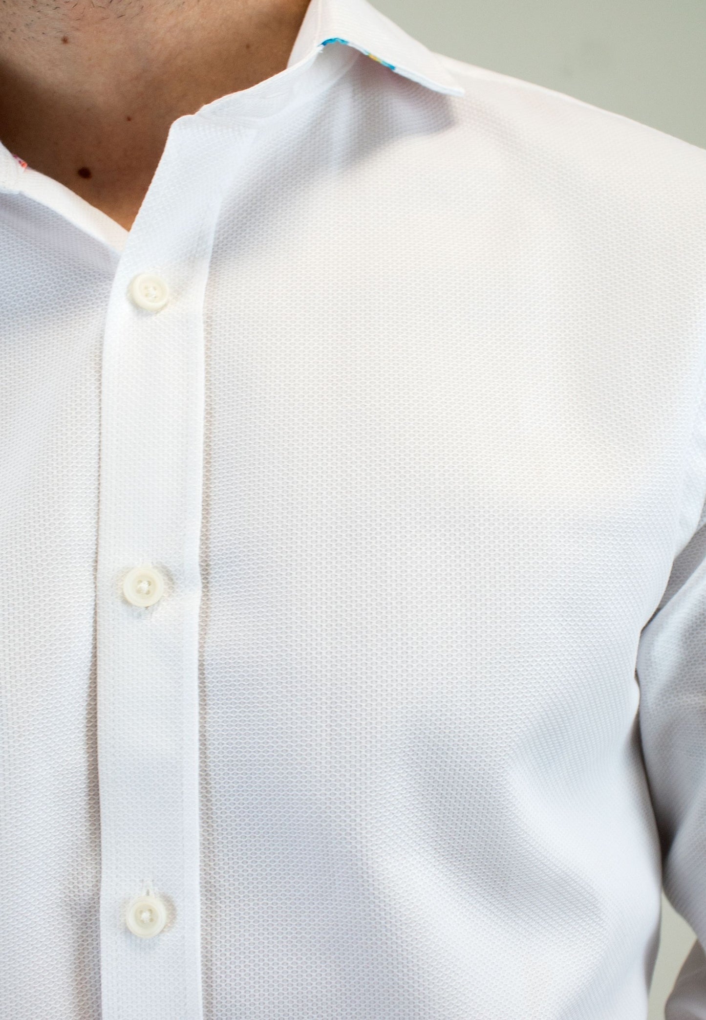 Camisa en estructura blanca