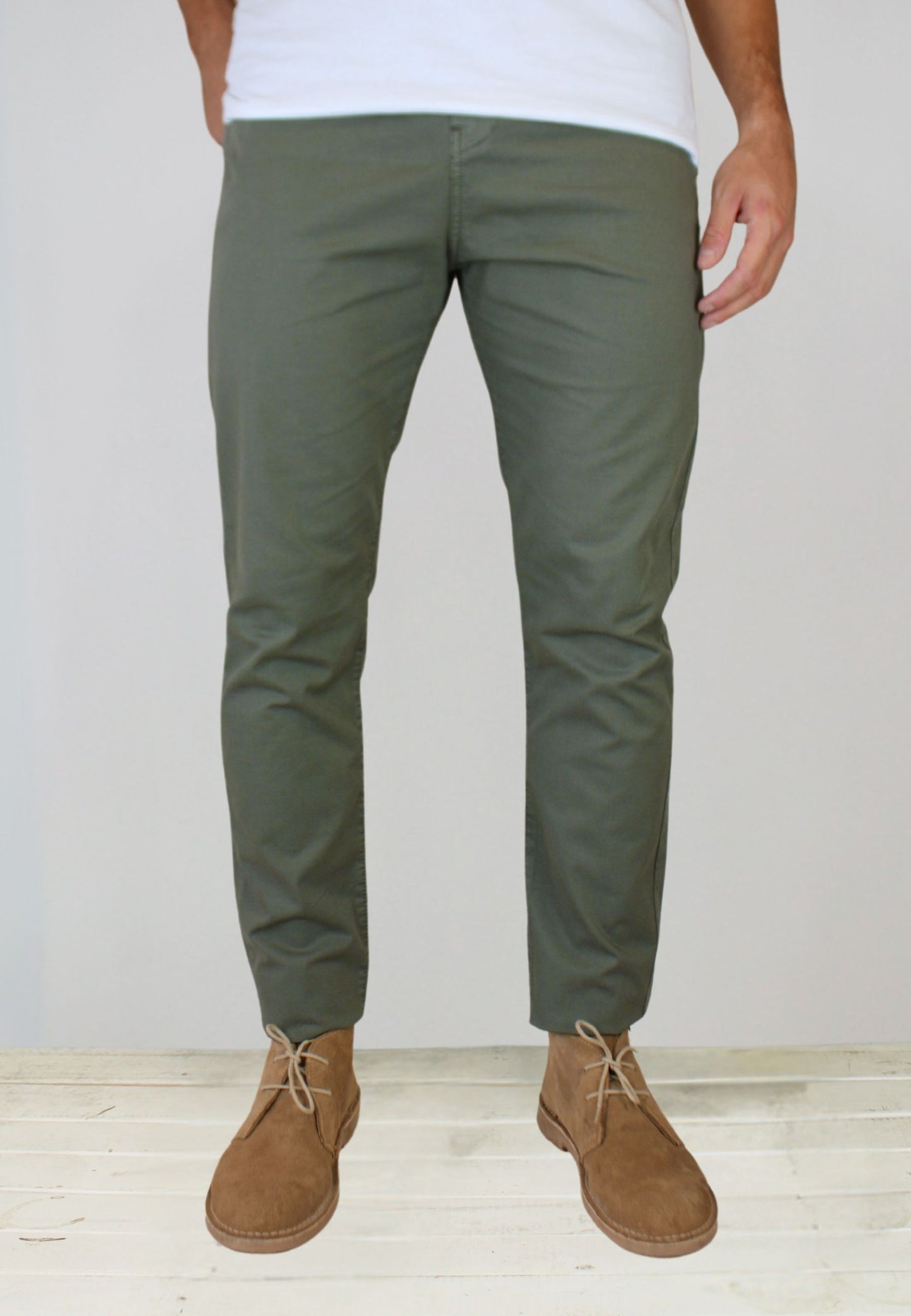Pantalón chino gomas kaki hombre