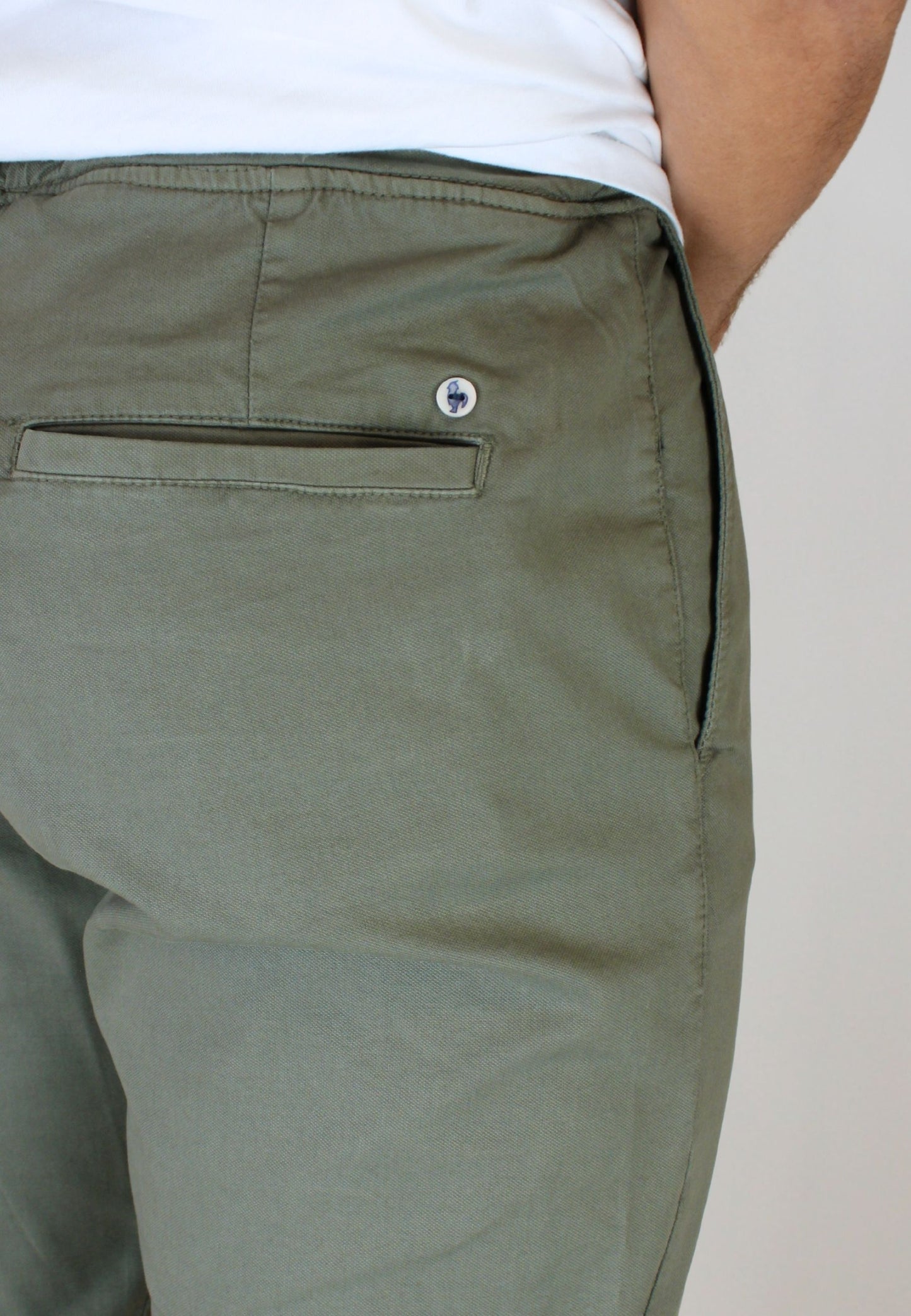 Pantalón chino gomas kaki hombre