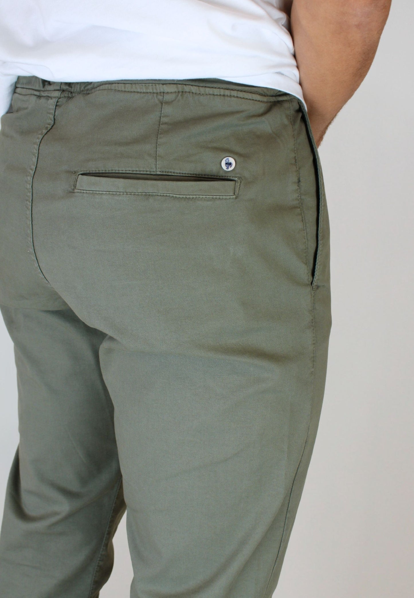 Pantalón chino gomas kaki hombre