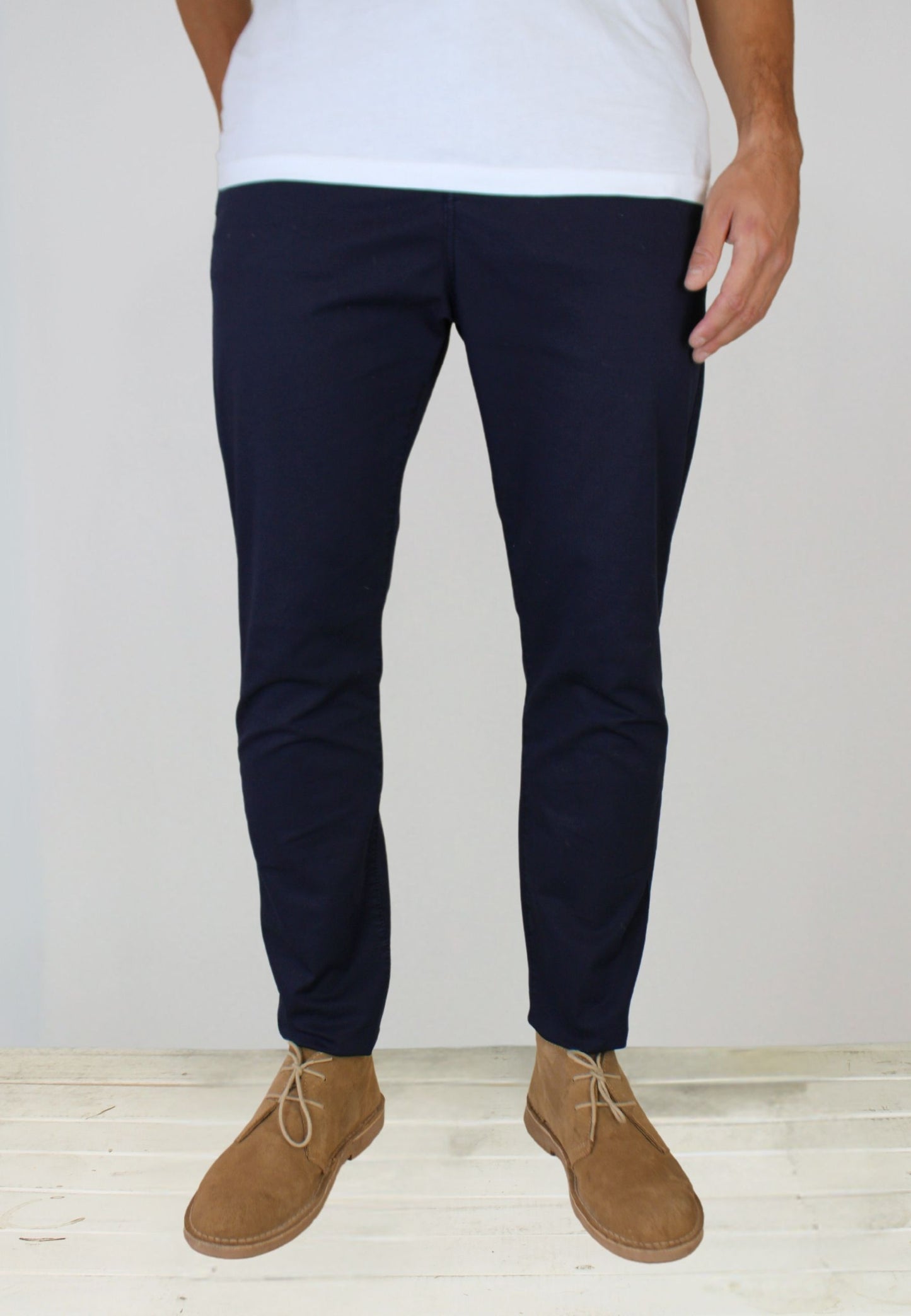 Pantalón chino gomas marino hombre