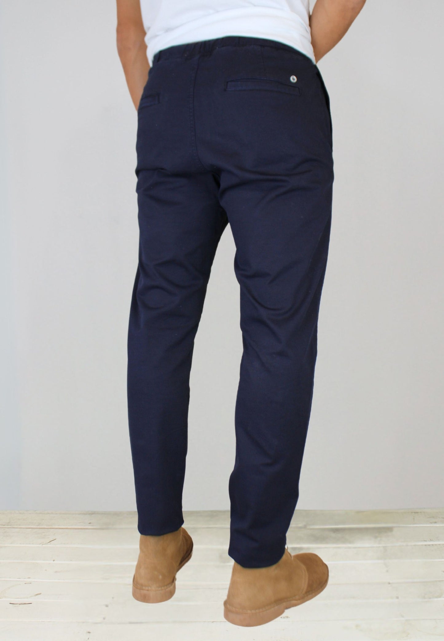 Pantalón chino gomas marino hombre