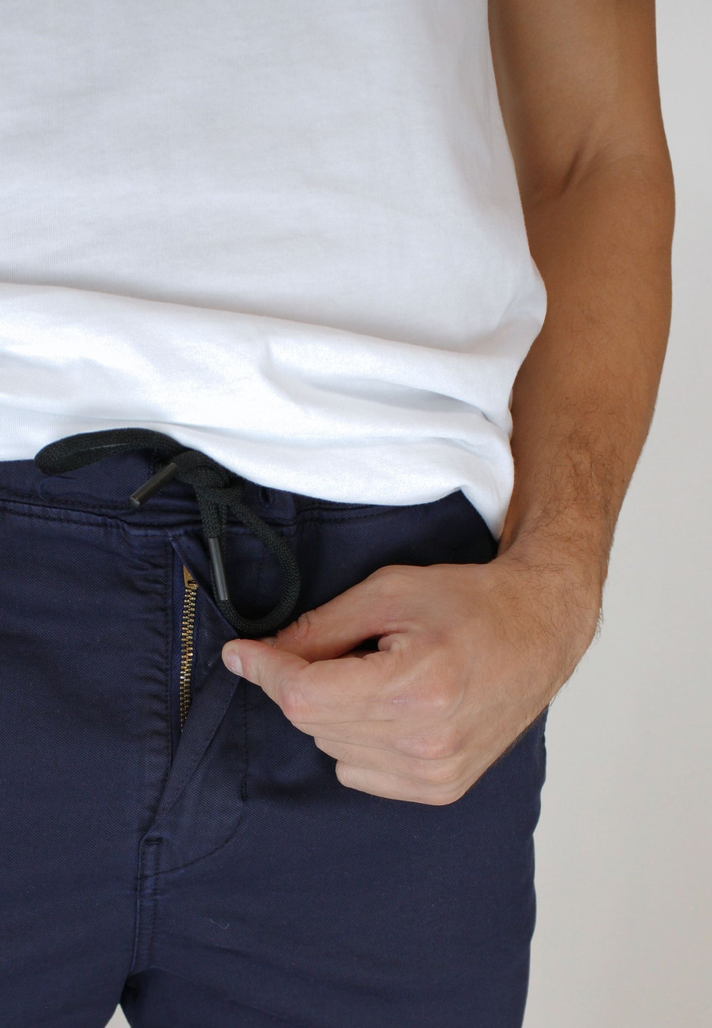 Pantalón chino gomas marino hombre