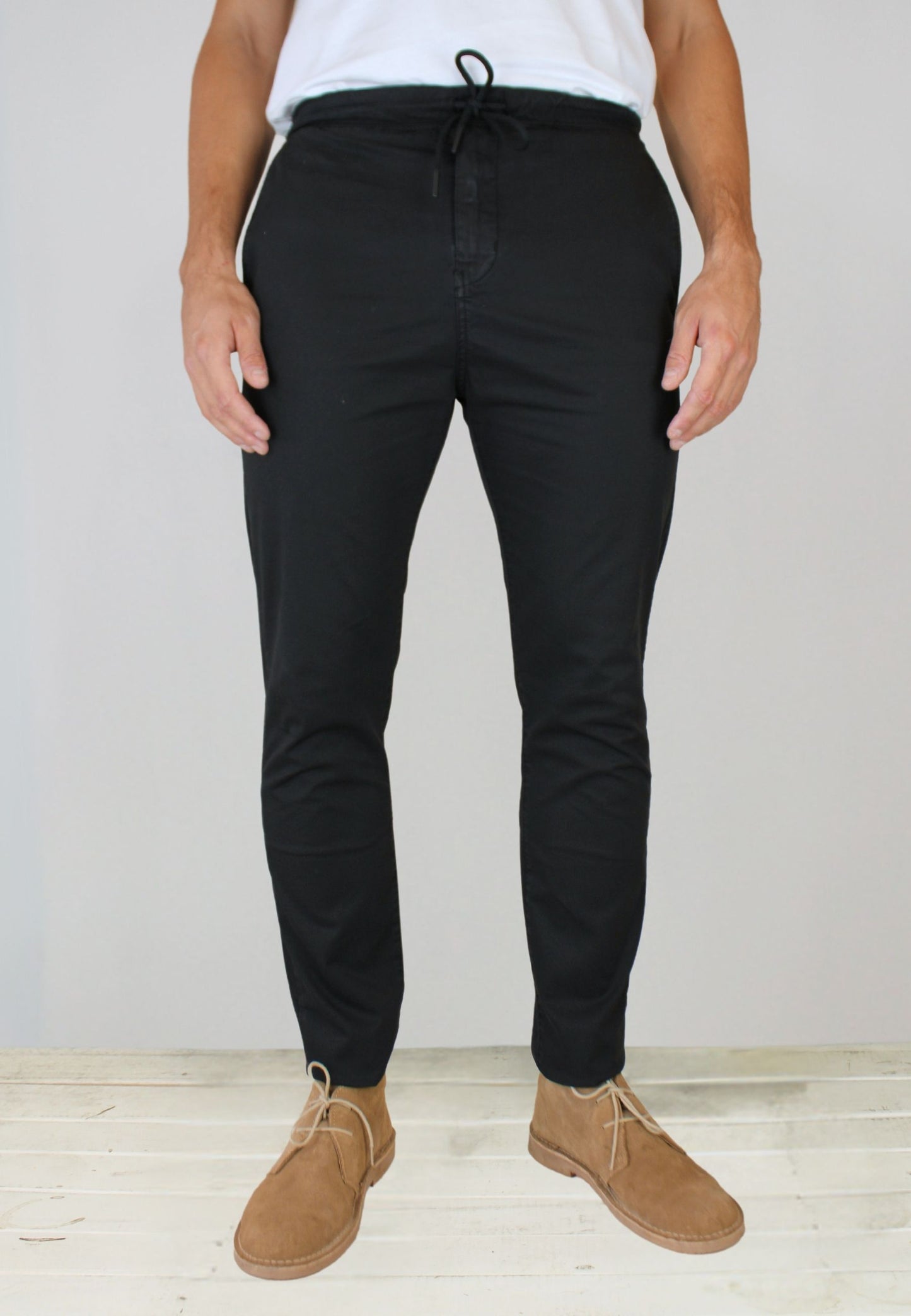 Pantalón chino gomas negro hombre