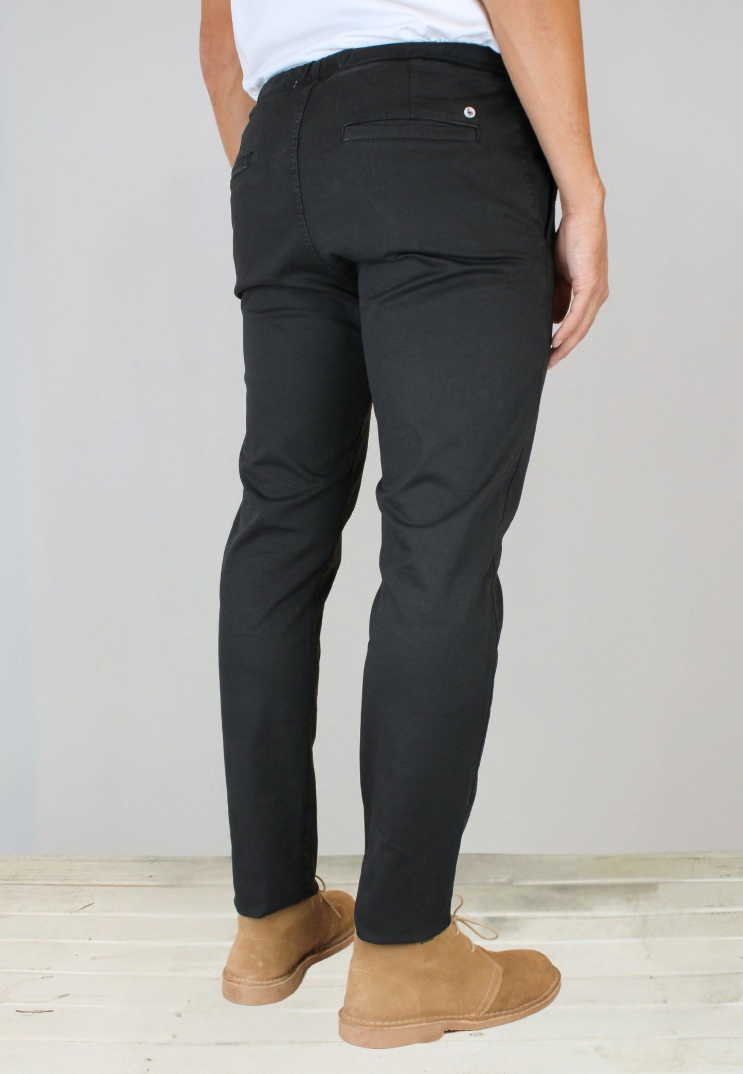 Pantalón chino gomas negro hombre