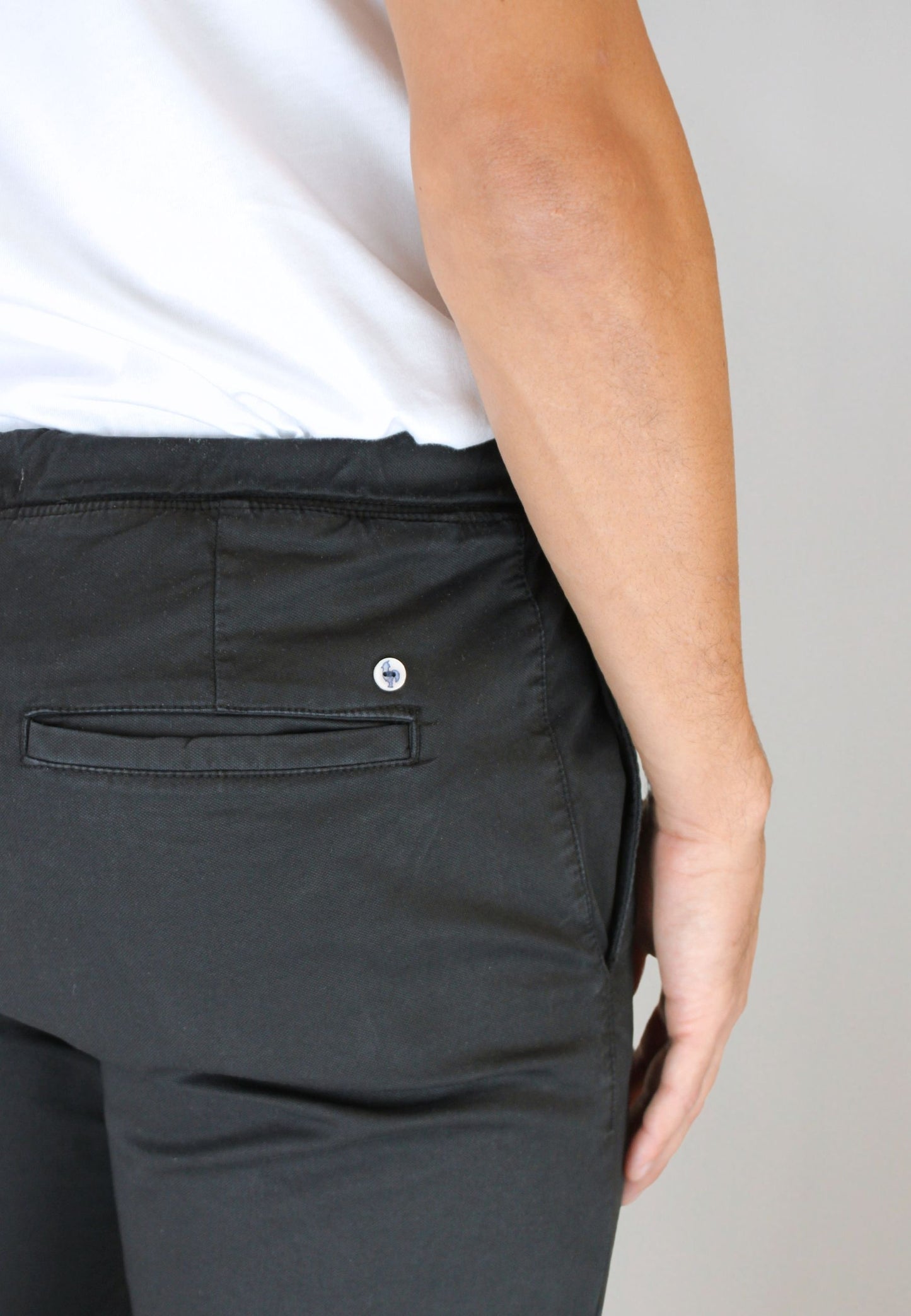 Pantalón chino gomas negro hombre