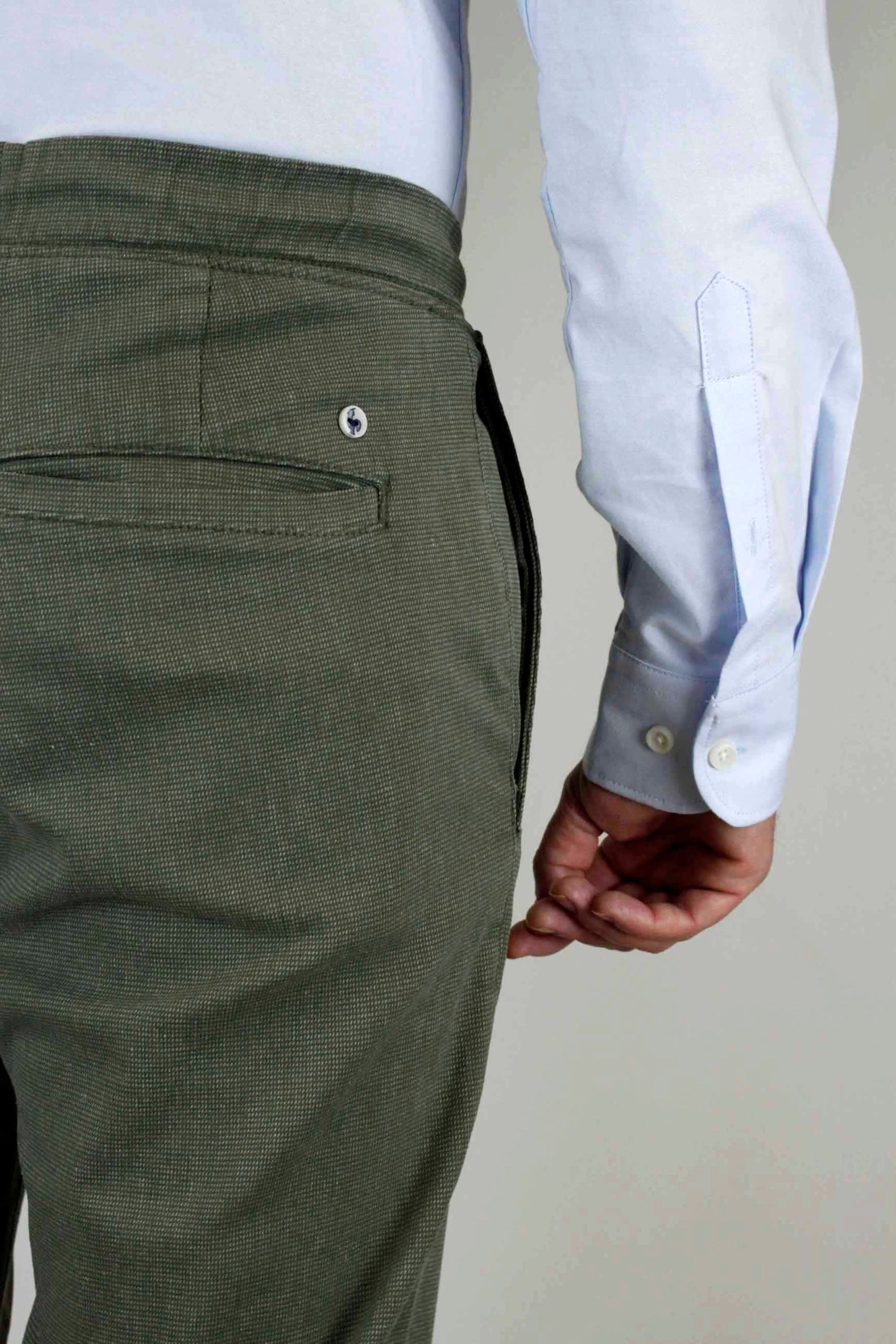 Pantalón chino gomas estructura kaki