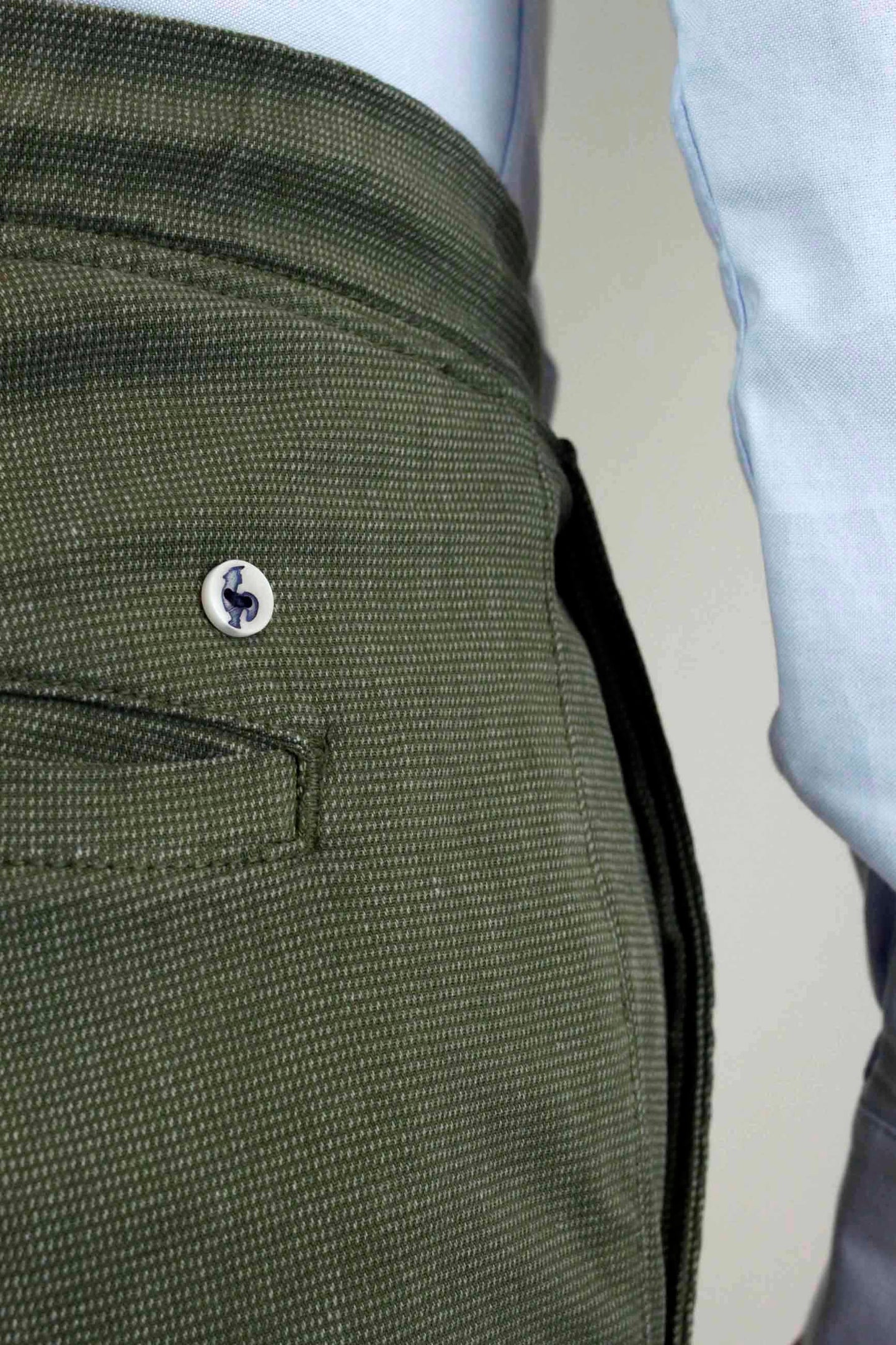 Pantalón chino gomas estructura kaki