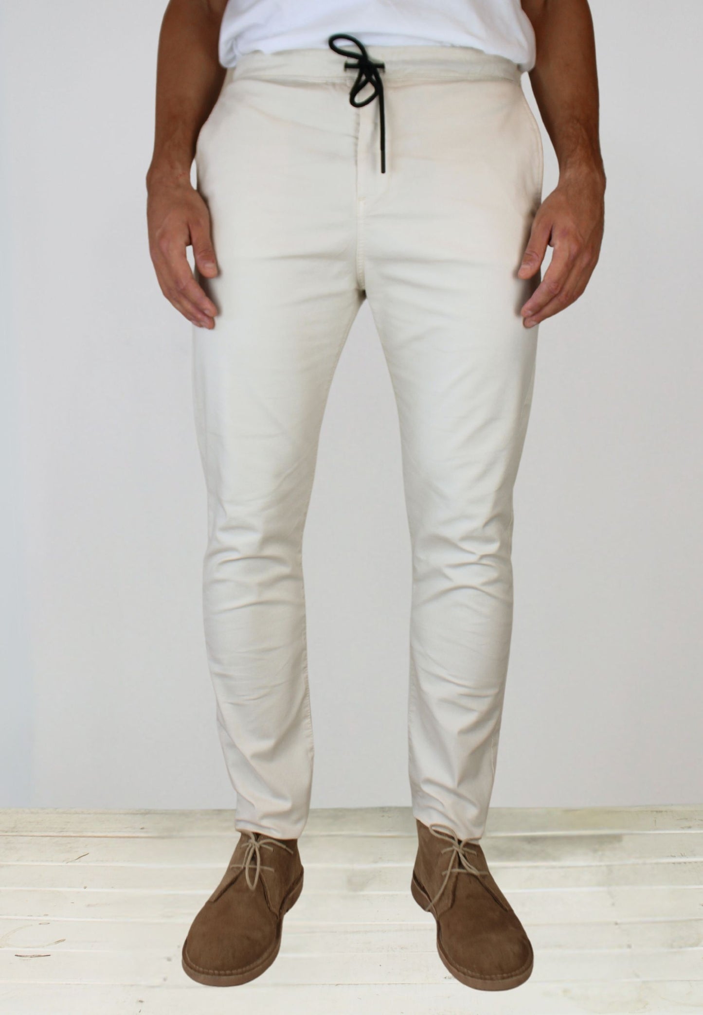 Pantalón chino gomas crudo hombre