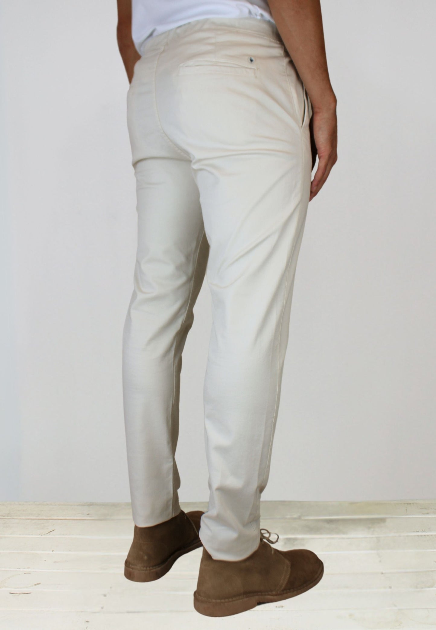 Pantalón chino gomas crudo hombre