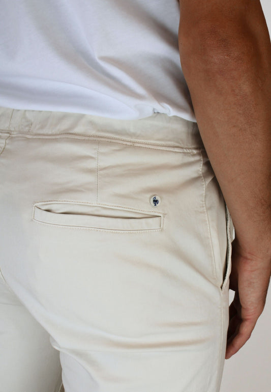 Pantalón chino gomas crudo hombre