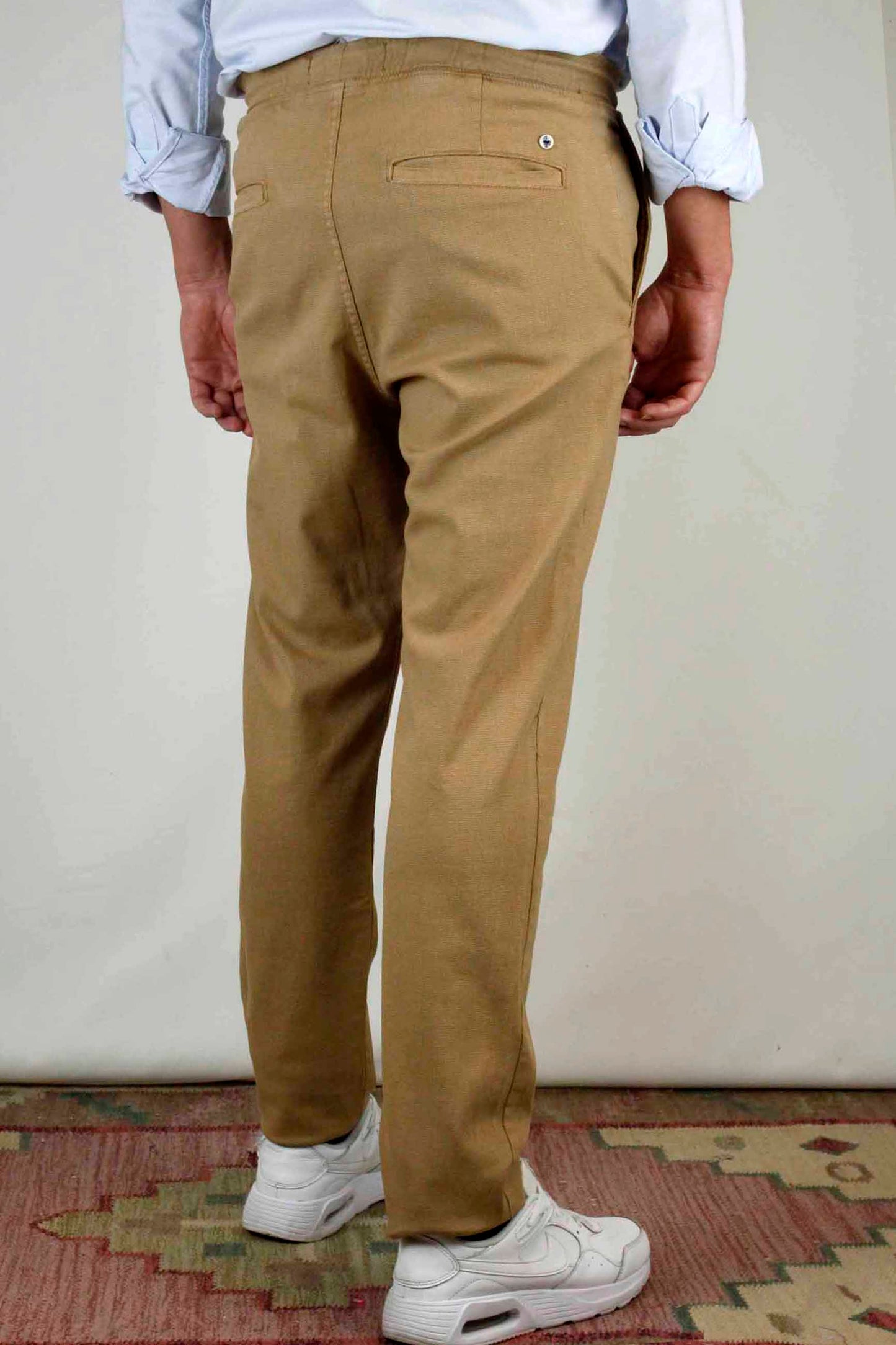 Pantalón chino gomas estructura camel