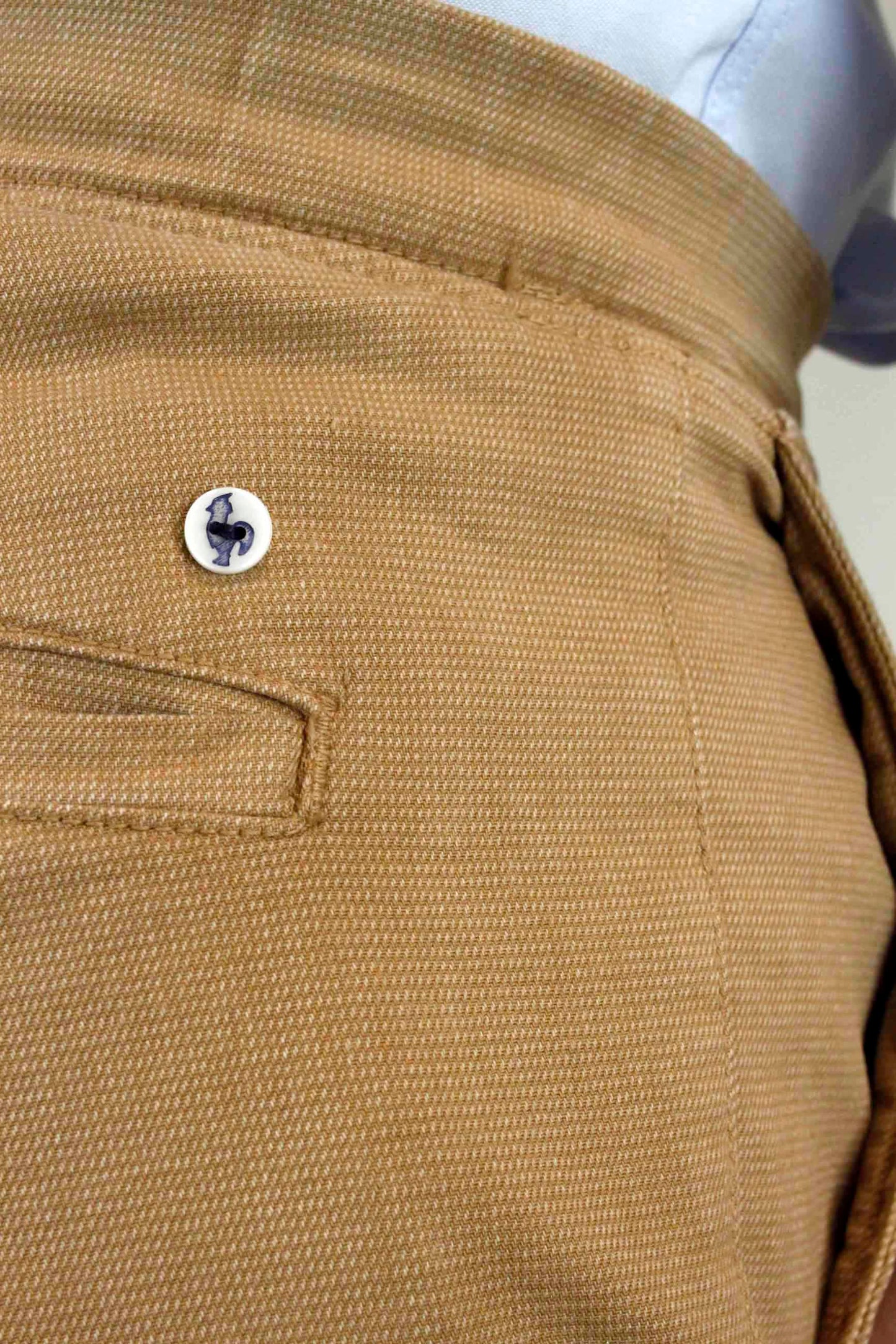Pantalón chino gomas estructura camel