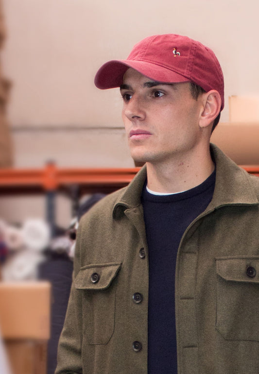 Gorra roja con gallo bordado