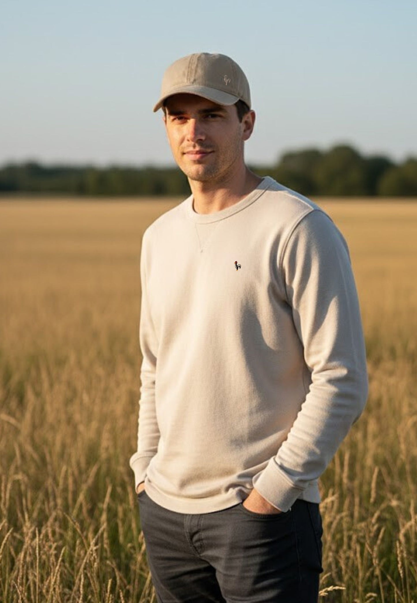 Gorra beige con gallo bordado al tono