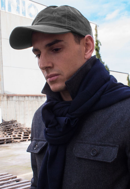 Gorra gris con gallo bordado al tono