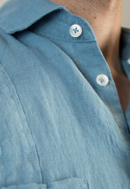 Camisa guayabera de lino azul agua