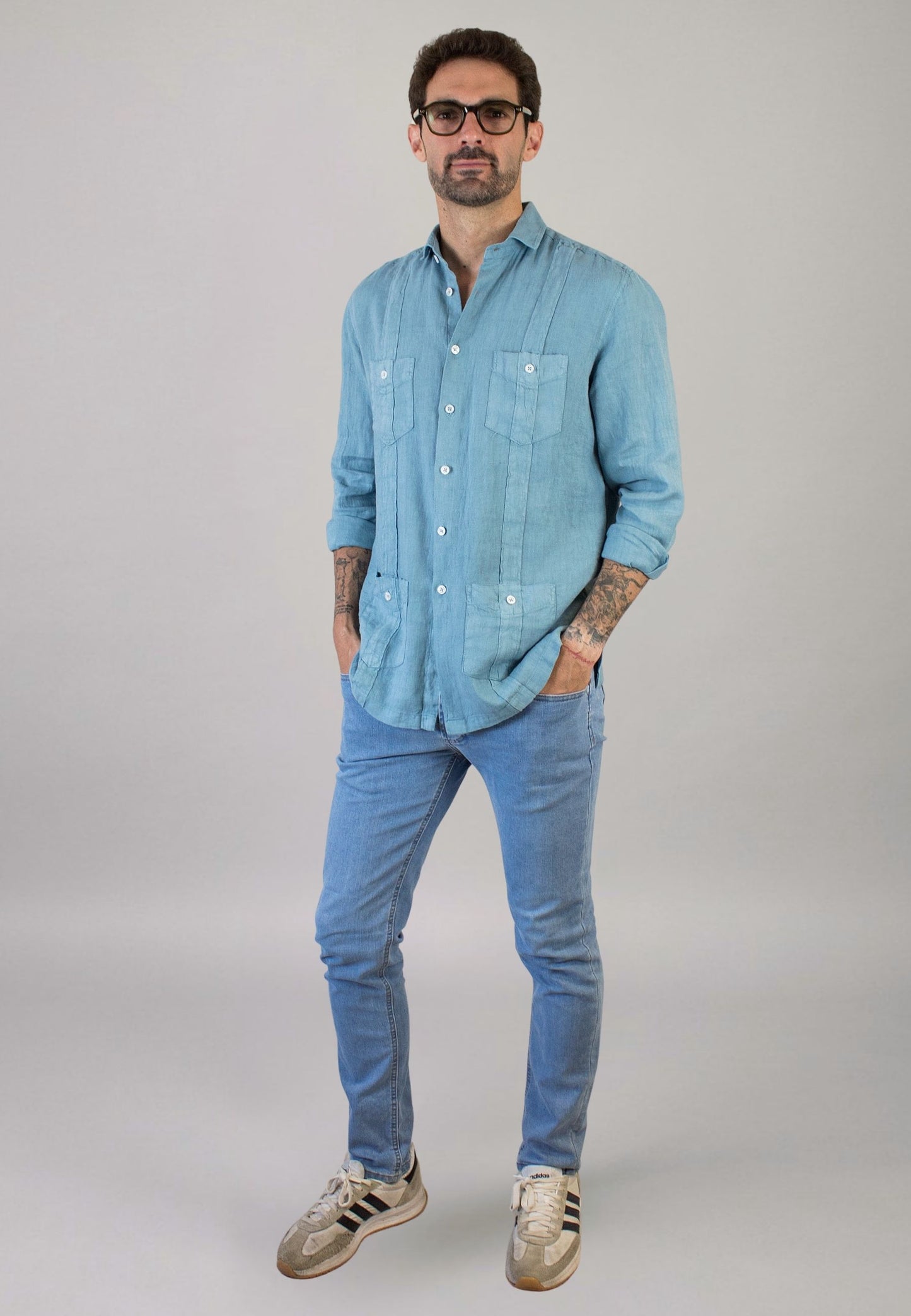 Camisa guayabera de lino azul agua