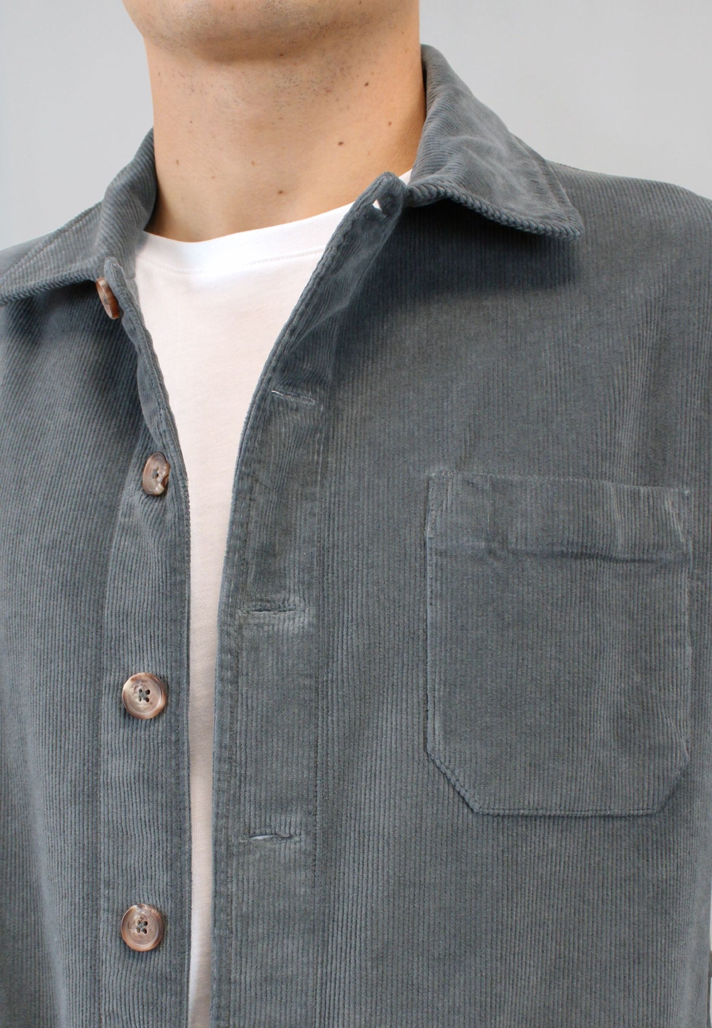 Sobrecamisa de pana gris con bolsillos
