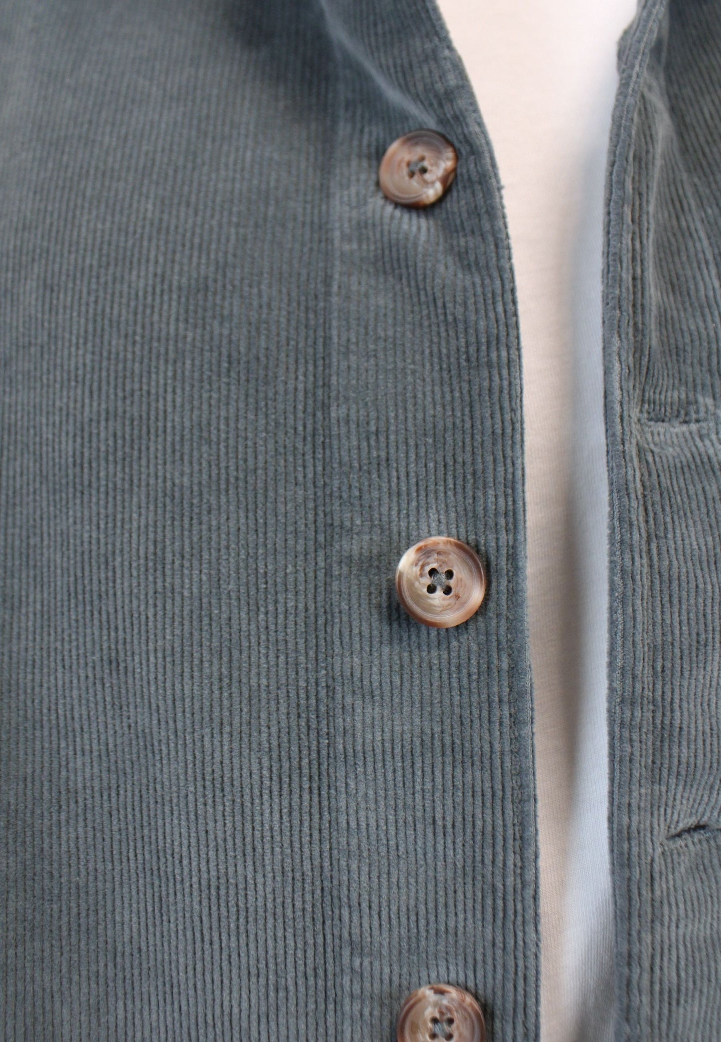 Sobrecamisa de pana gris con bolsillos