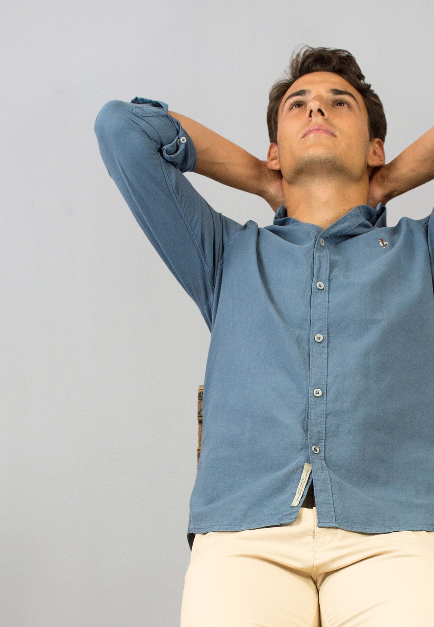 Camisa de algodón reciclado gris azulado