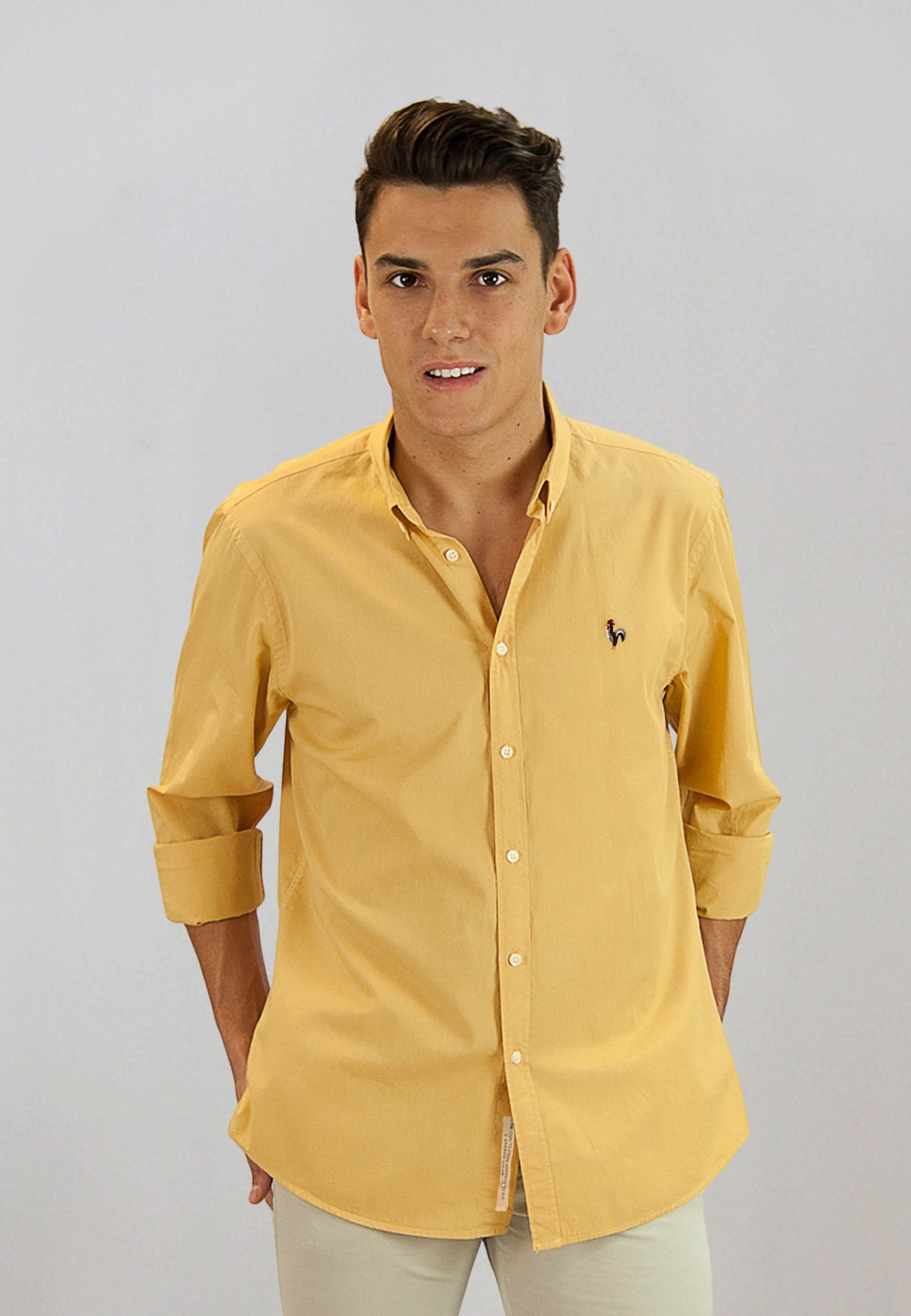 Camisa de algodón reciclado mostaza