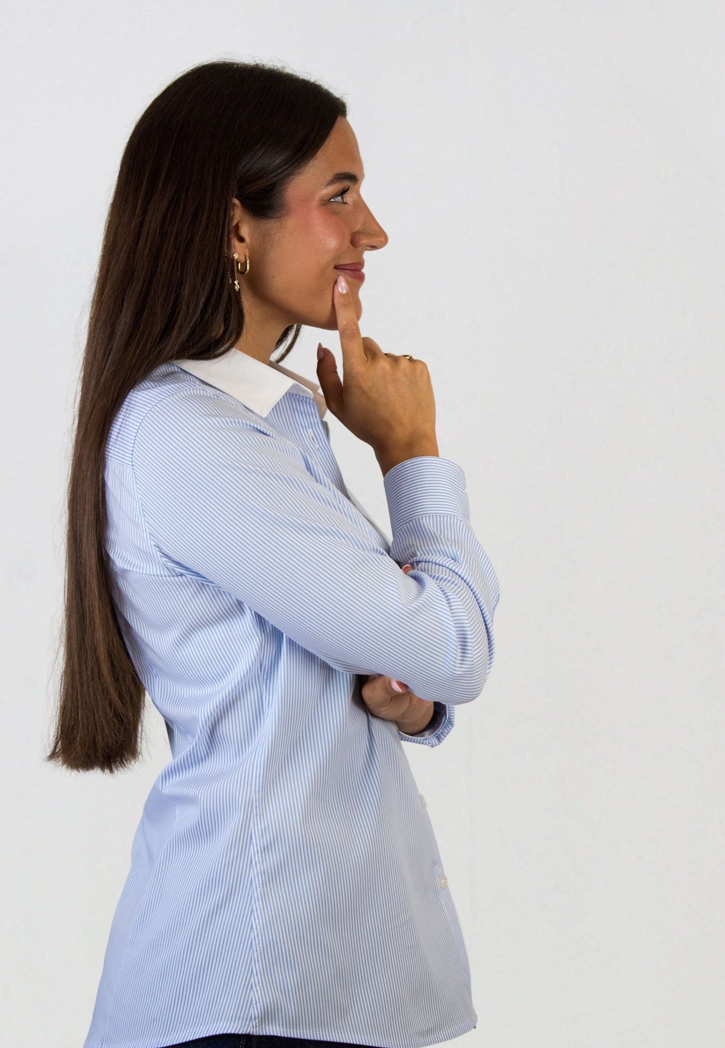 Camisa de rayas celestes y cuello blanco