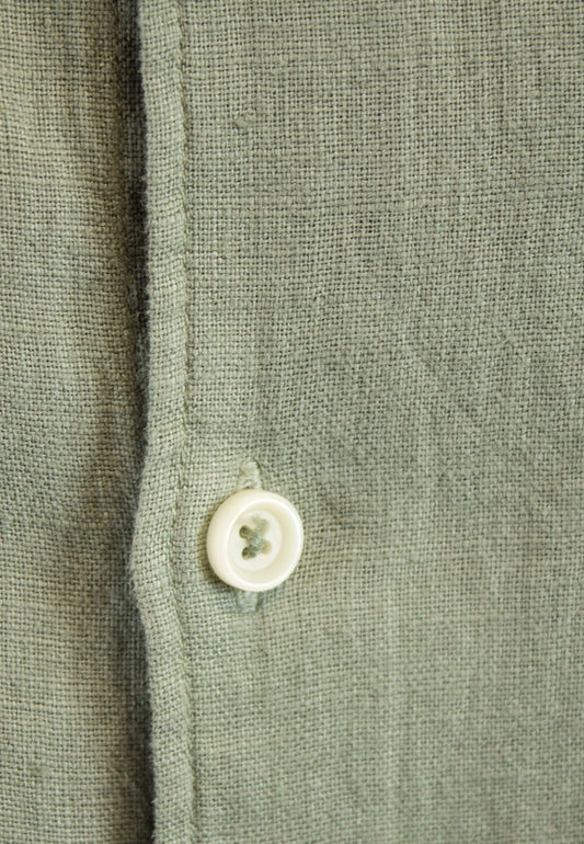 Camisa de lino oliva cuello mao