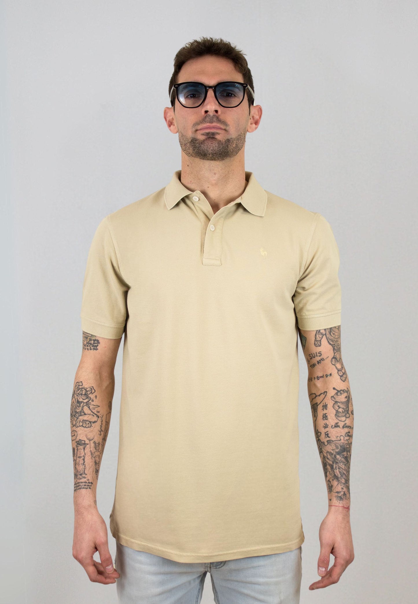Polo al tono beige de manga corta