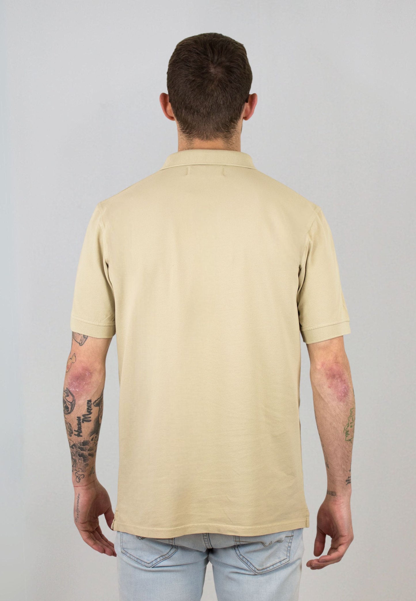 Polo al tono beige de manga corta