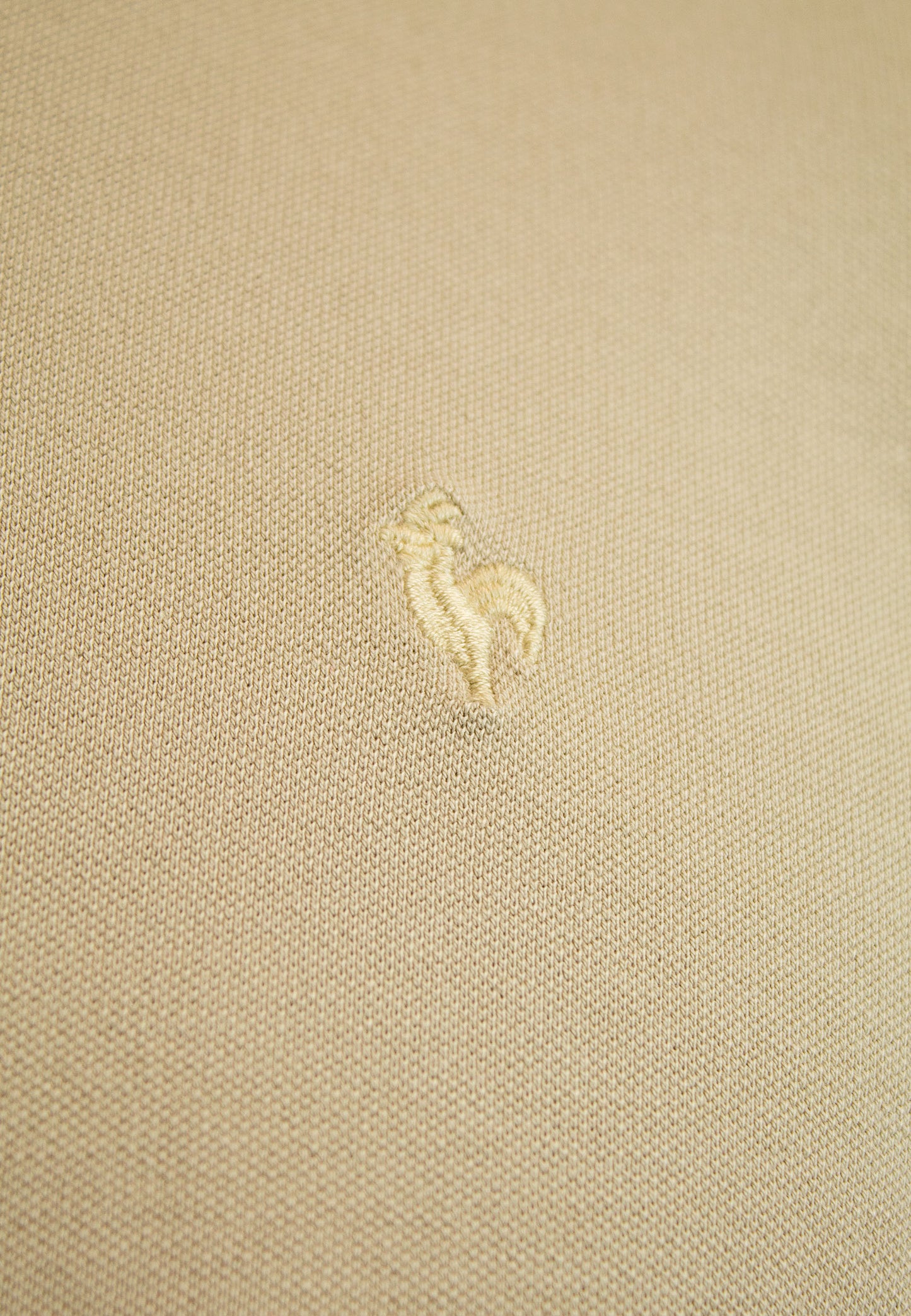 Polo al tono beige de manga corta
