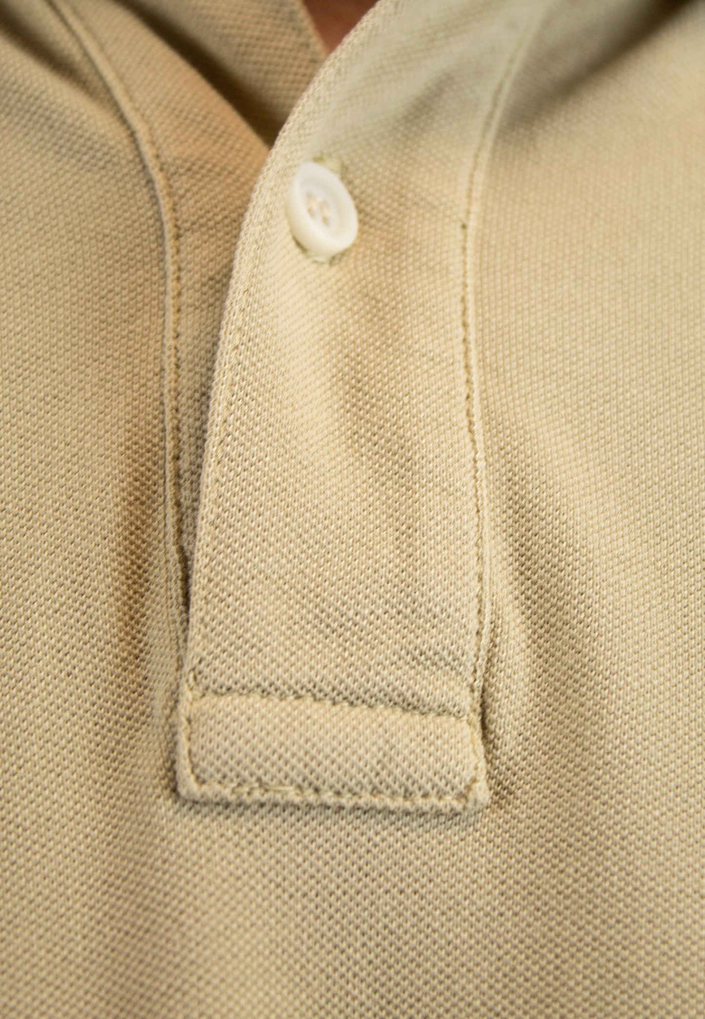 Polo al tono beige de manga corta