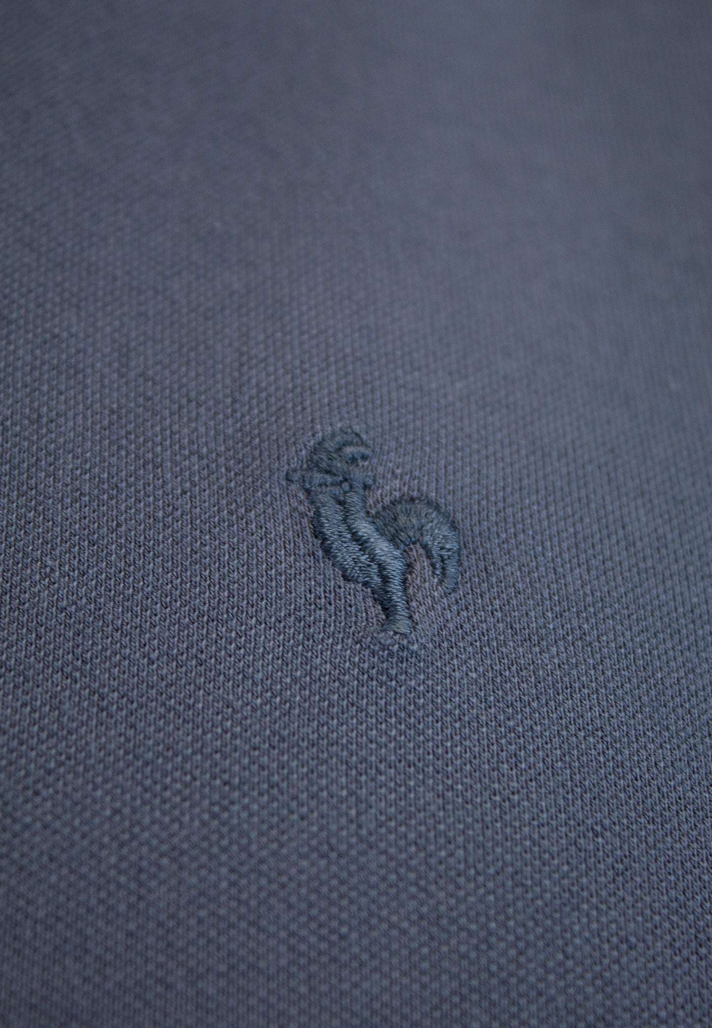 Polo al tono gris azulado de manga corta