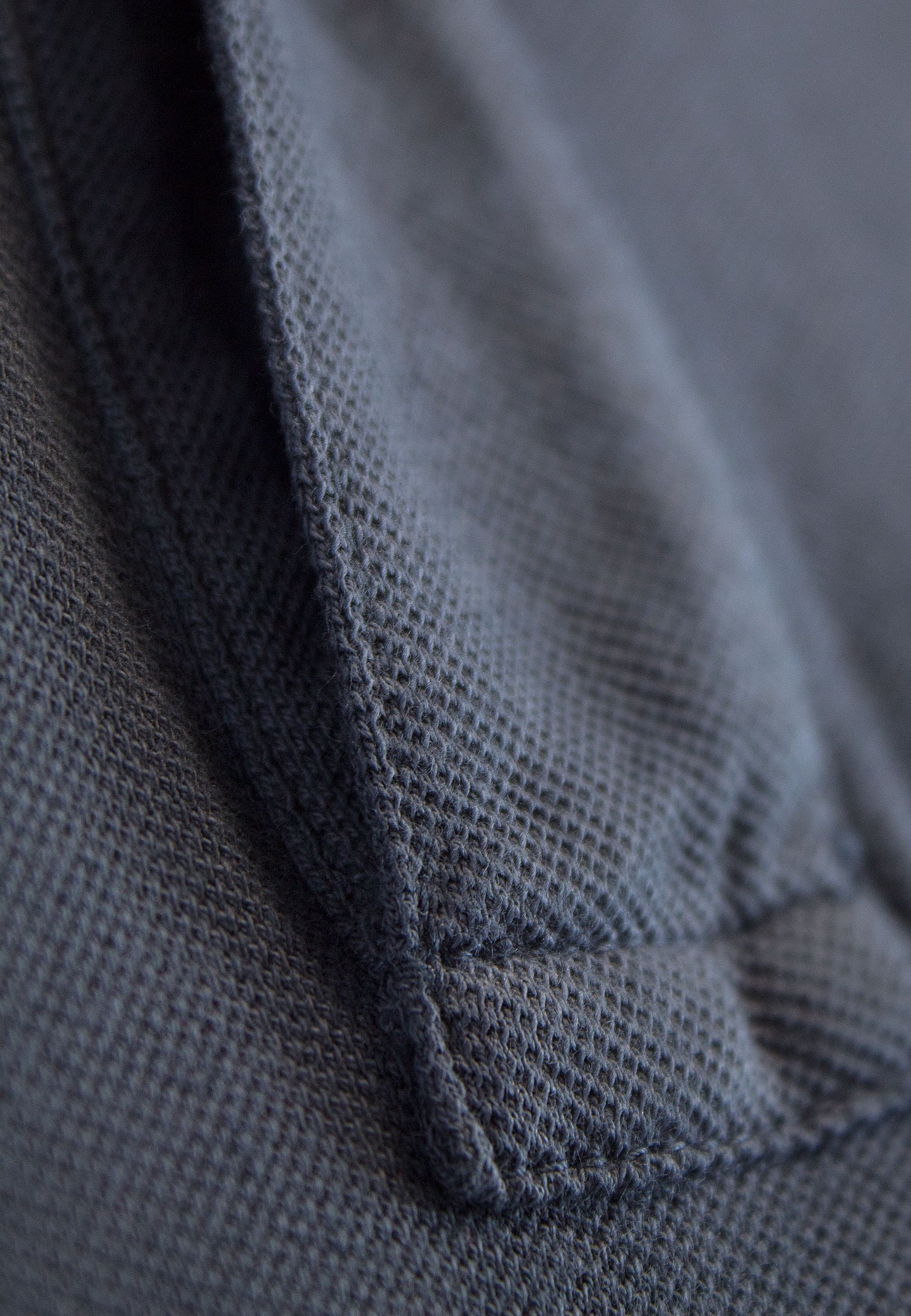 Polo al tono gris azulado de manga corta