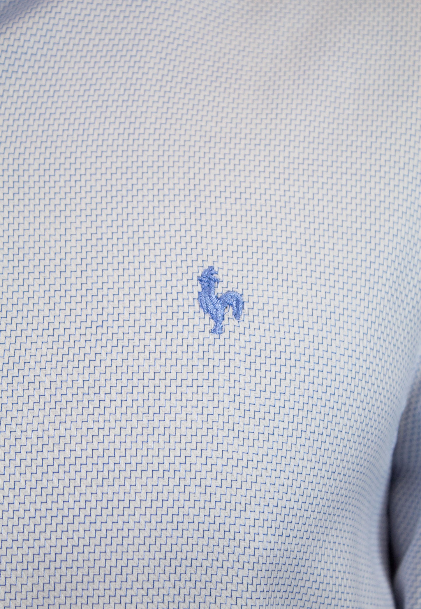 Camisa estructura geométrica blanca y azul