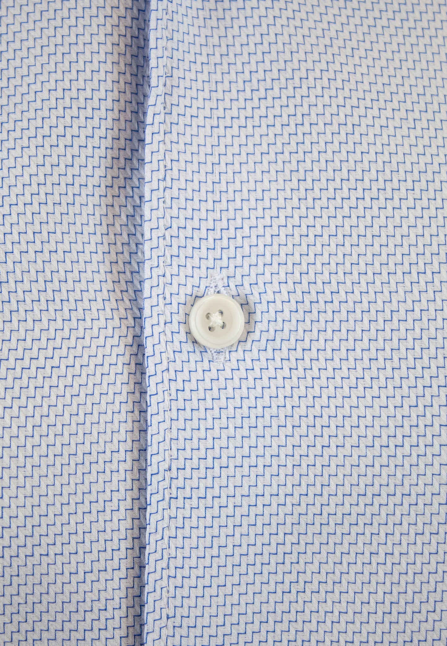 Camisa estructura geométrica blanca y azul