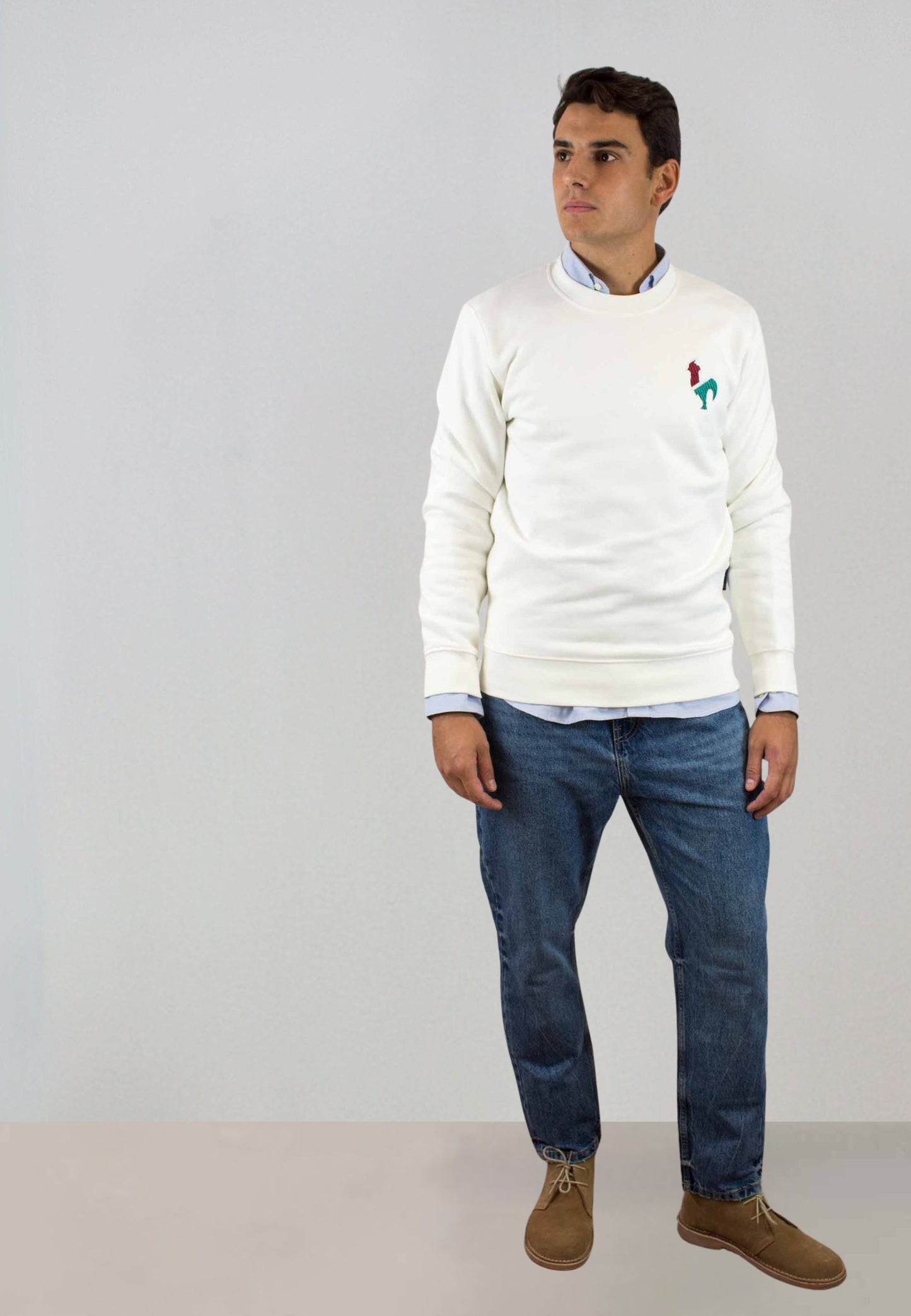 Sudadera cruda con bordado mediano