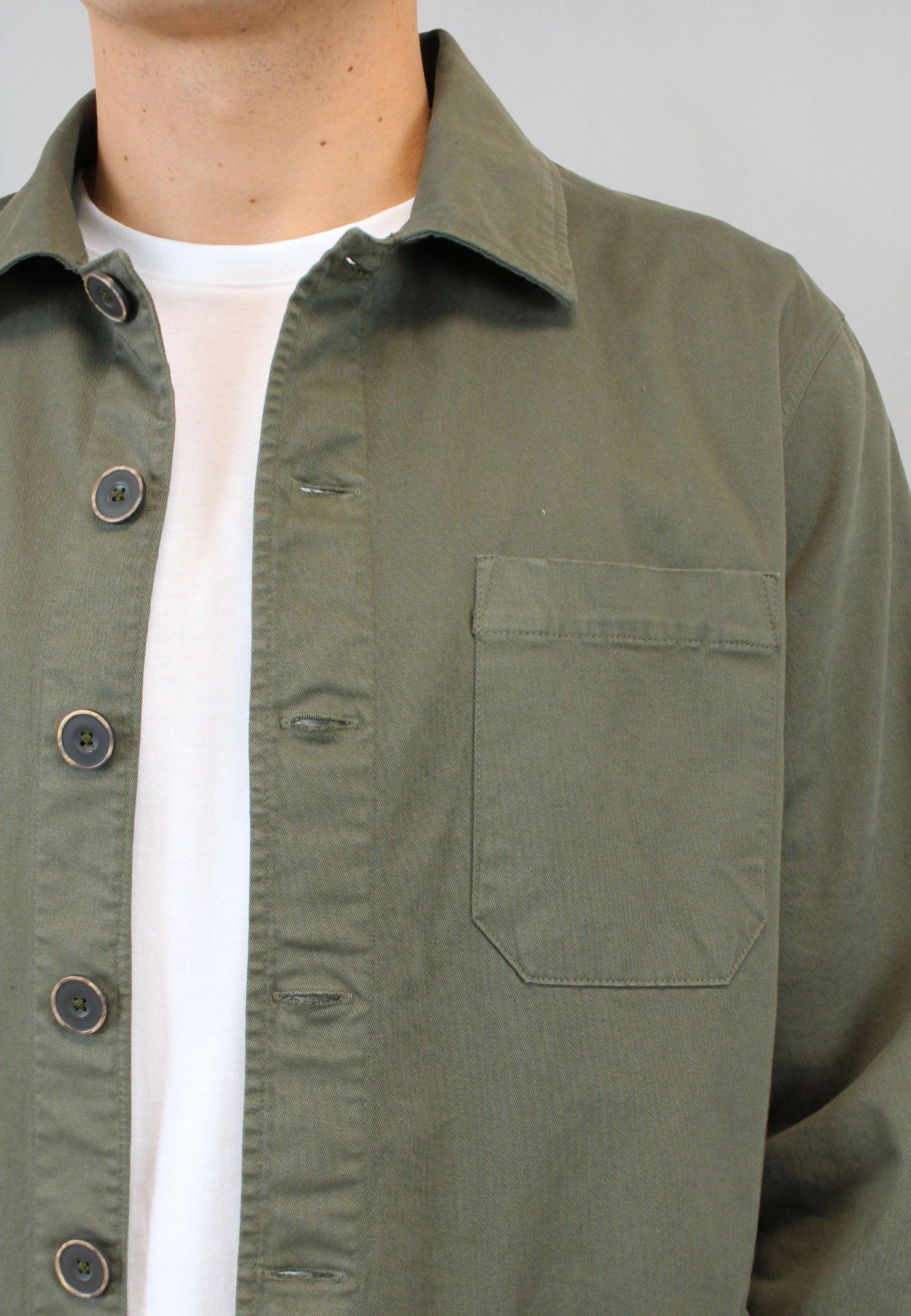 Sobrecamisa en sarga kaki con bolsillos