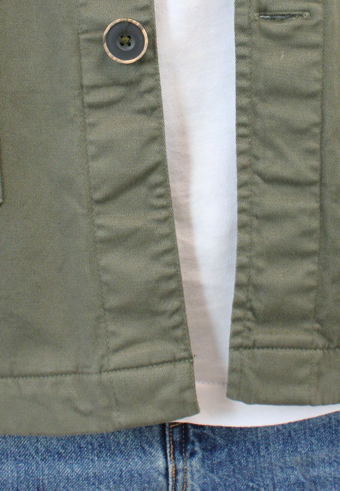 Sobrecamisa en sarga kaki con bolsillos