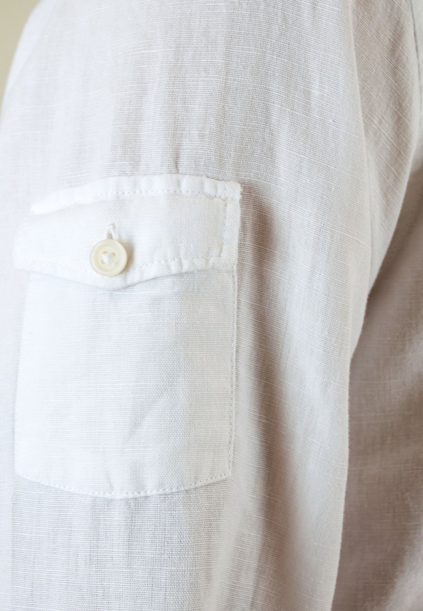 Polera de lino blanco tres botones