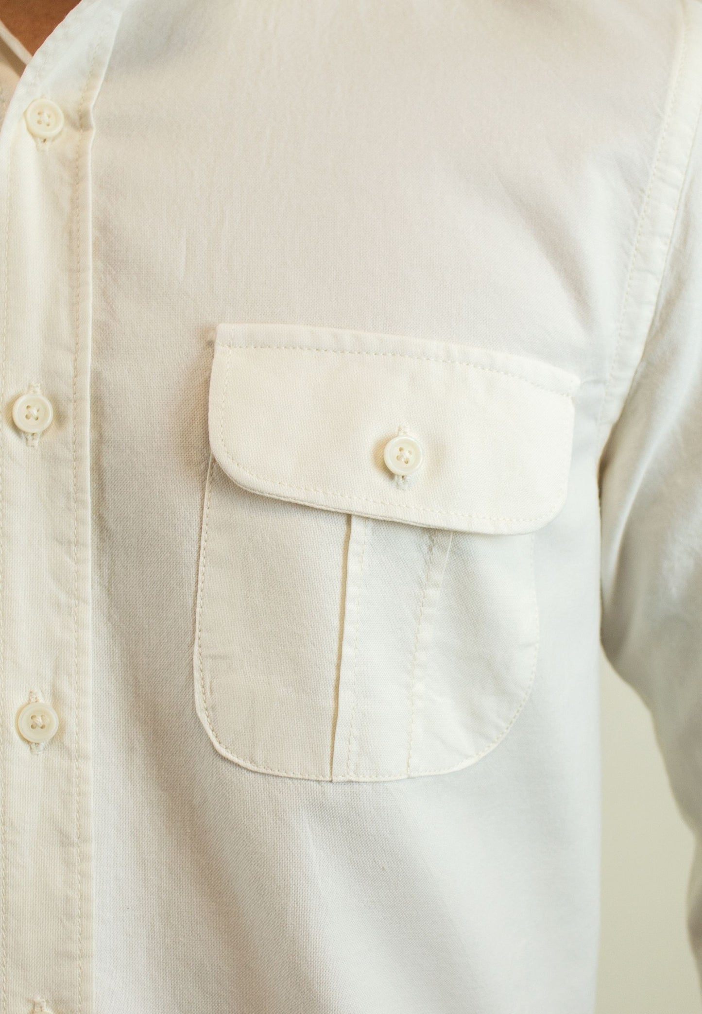 Camisa con bolsillos beige