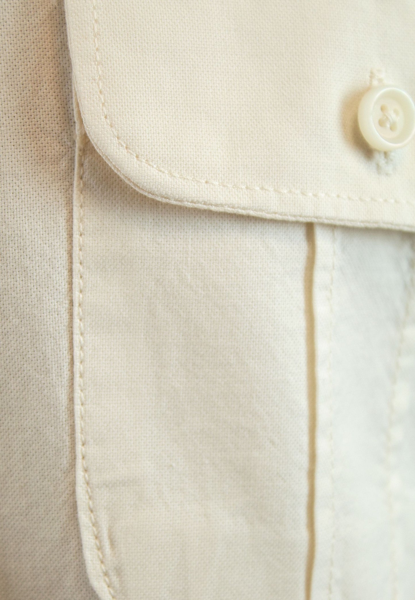 Camisa con bolsillos beige