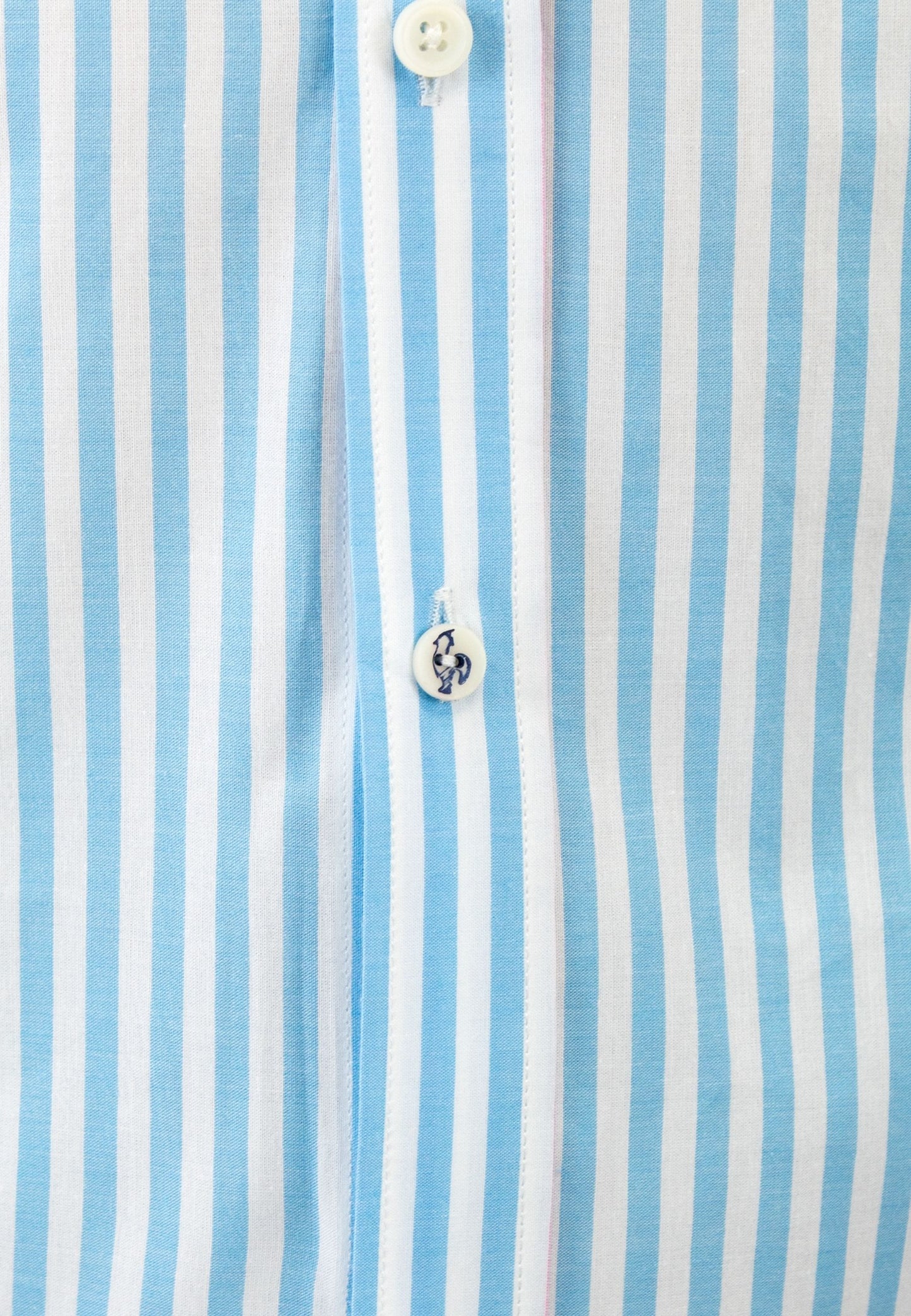 Camisa de rayas turquesas con detalle