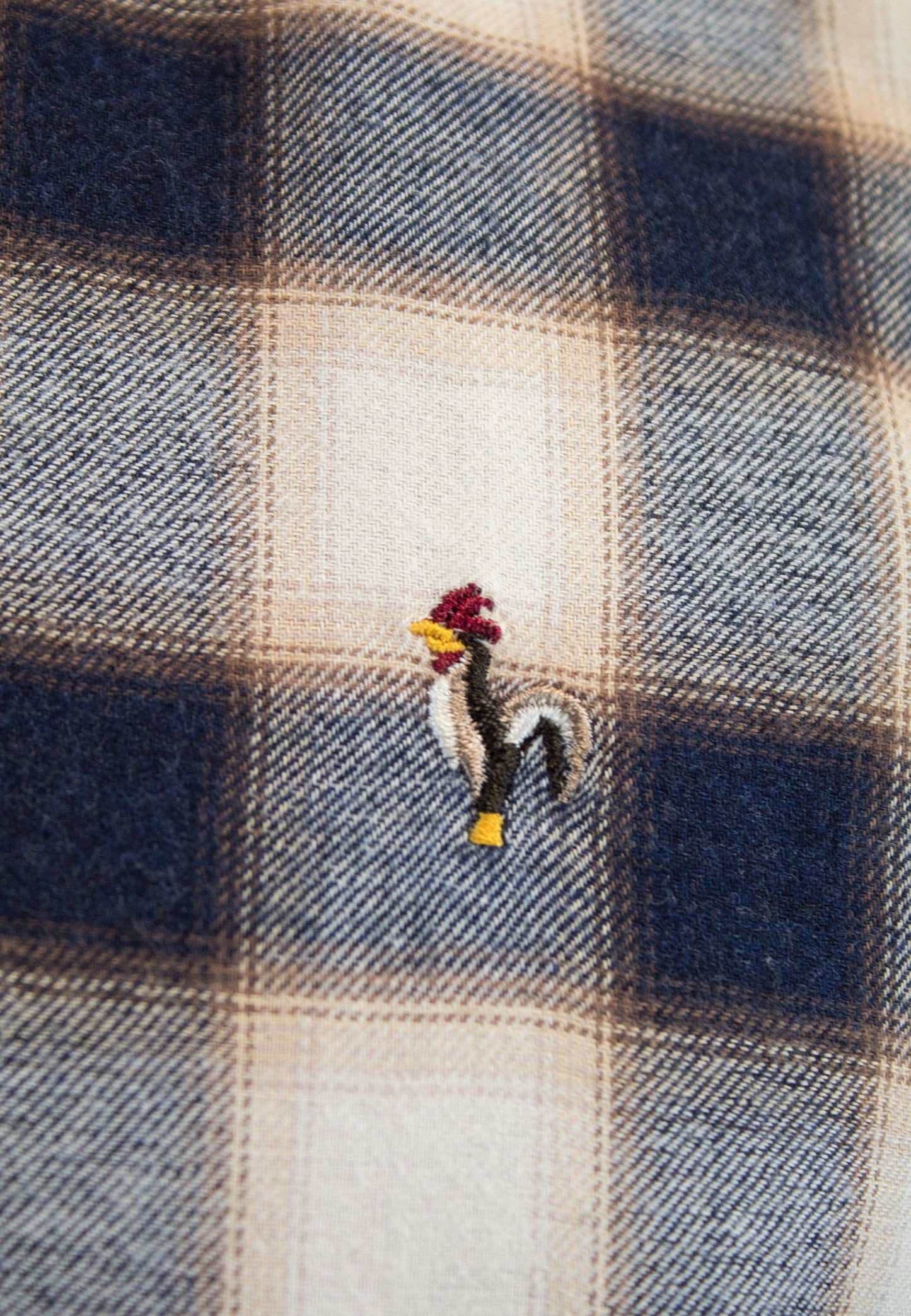 Camisa de cuadros beige y marino