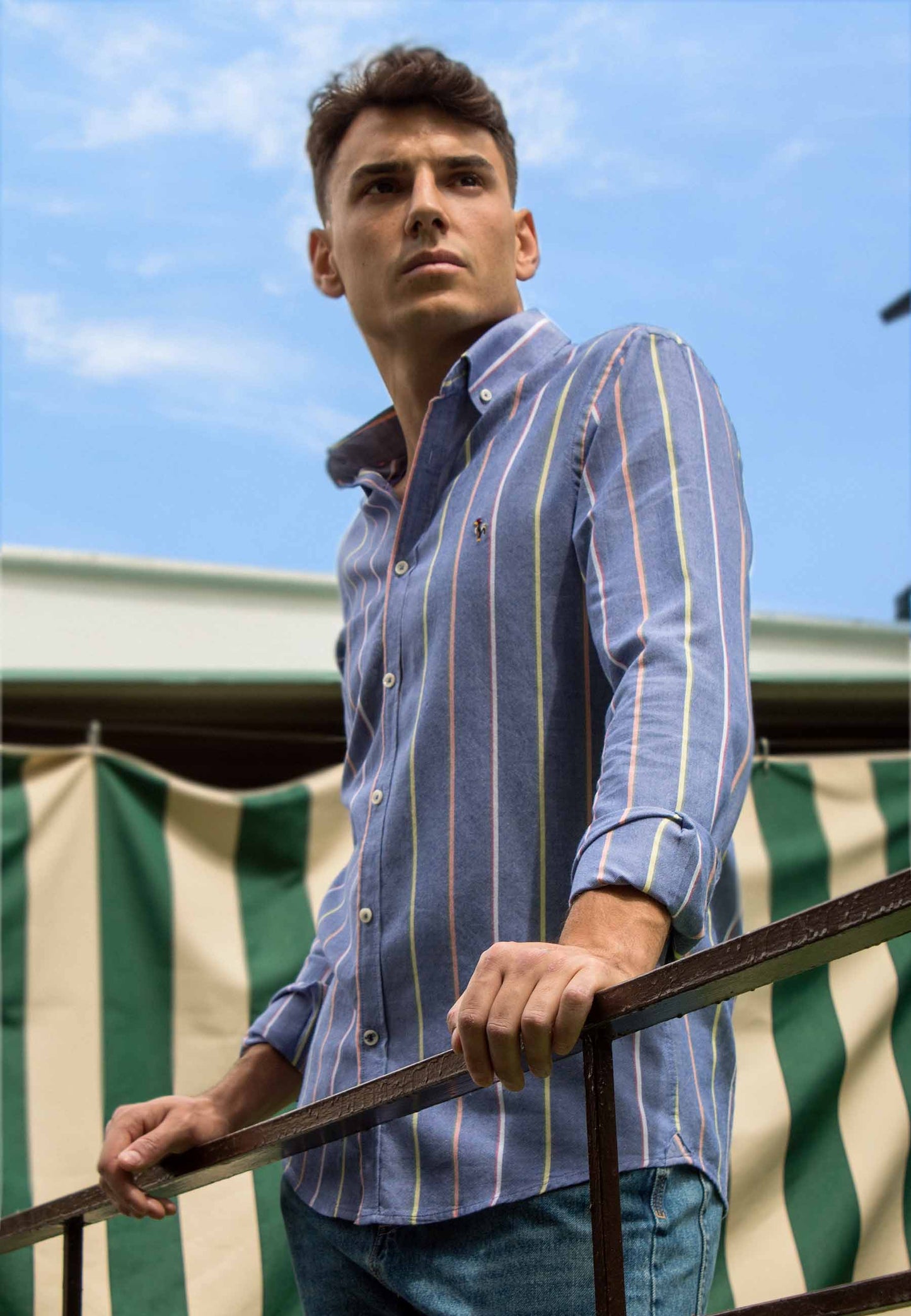 Camisa de rayas verticales multicolor marino