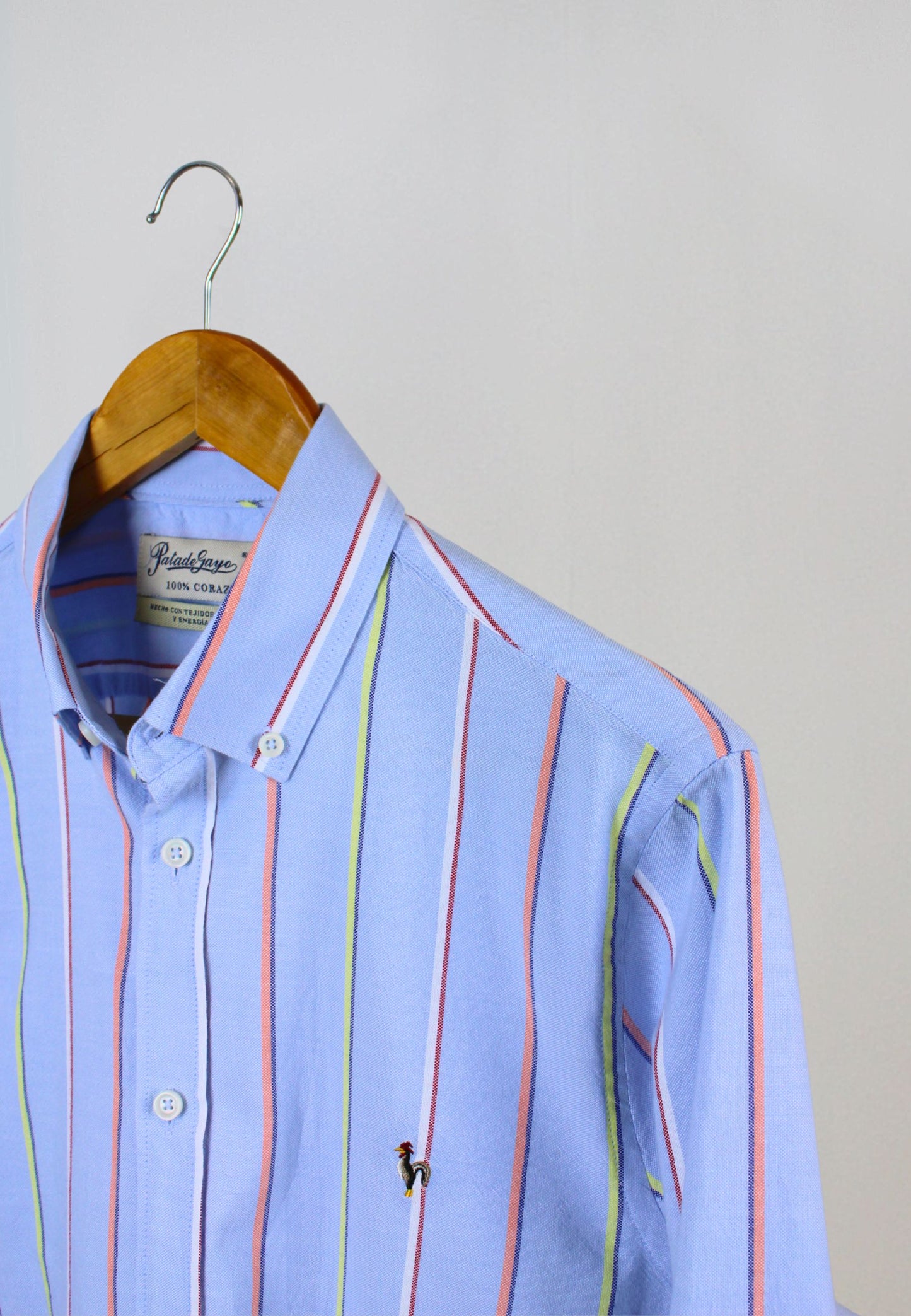 Camisa de rayas verticales multicolor celeste