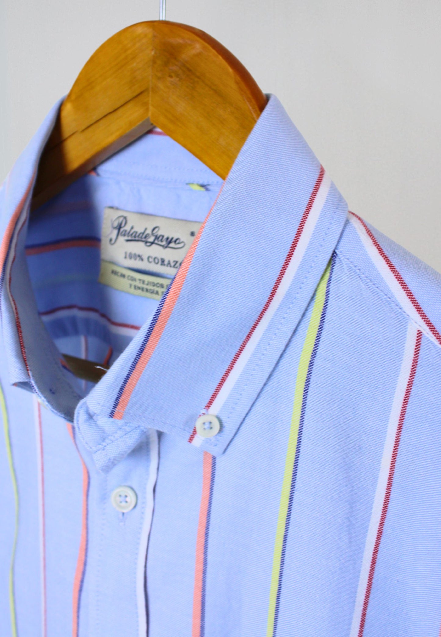 Camisa de rayas verticales multicolor celeste
