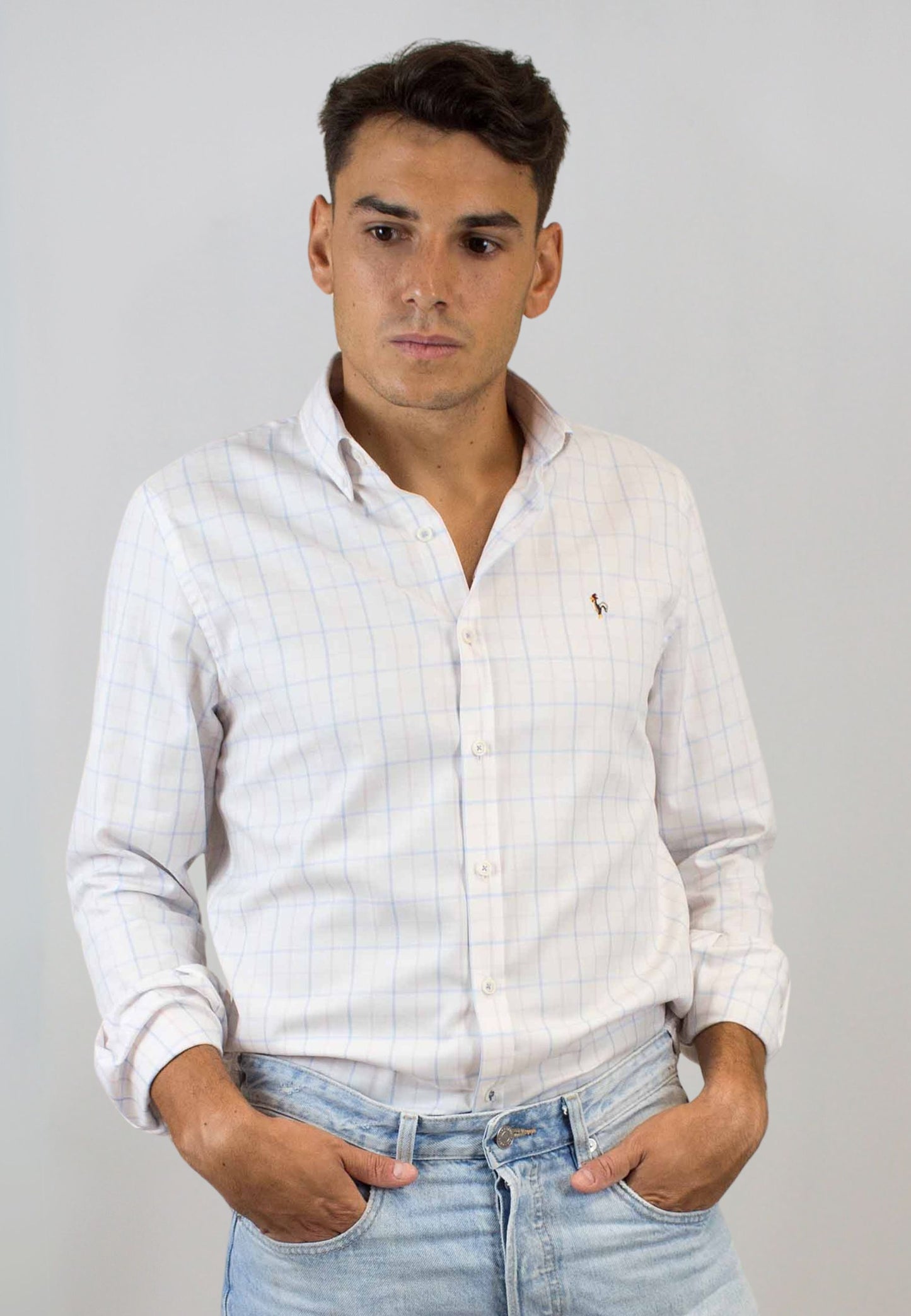 Camisa blanca de cuadros rosas y azules